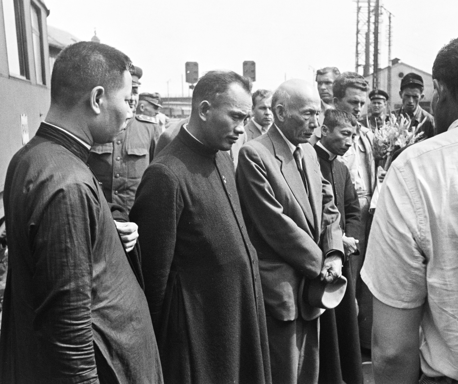 Hungary, Budapest VI., Nyugati pályaudvar, külső vágányok. A felvétel a vietnámi katolikus küldöttség elutazásakor készült., 1956, Hámori Gyula, Budapest, hat in hand, Fortepan #276425