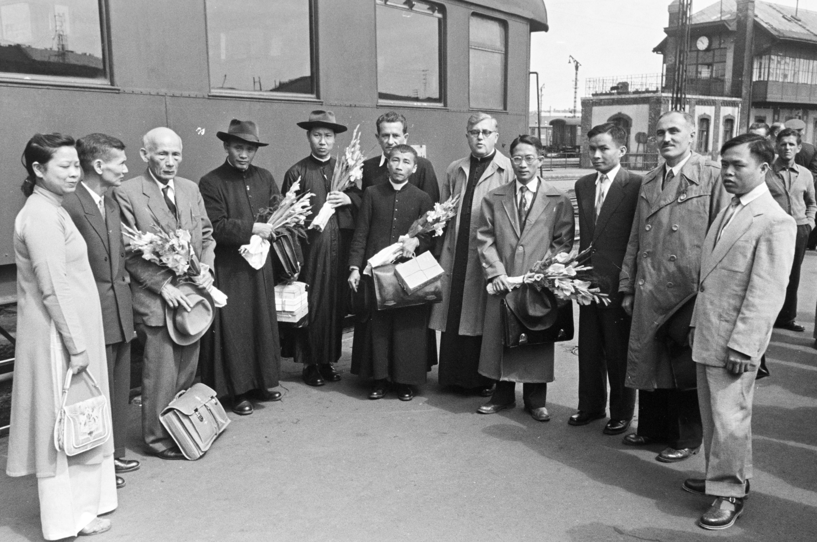 Hungary, Budapest VI., Nyugati pályaudvar, külső vágányok. A felvétel a vietnámi katolikus küldöttség elutazásakor készült. Jobbról a második Prantner József, az Országos Béketanács munkatársa, az ú. n. papi békemozgalom titkára, 1956, Hámori Gyula, Budapest, bouquet, cassock, Fortepan #276427