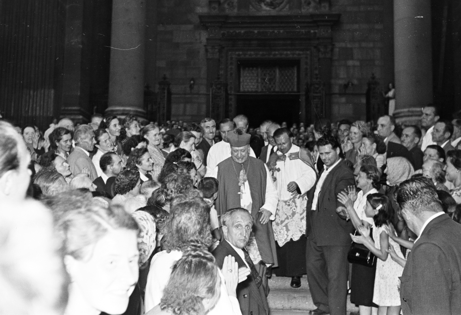 1956, Hámori Gyula, mass, devotee, clapping, Fortepan #276440