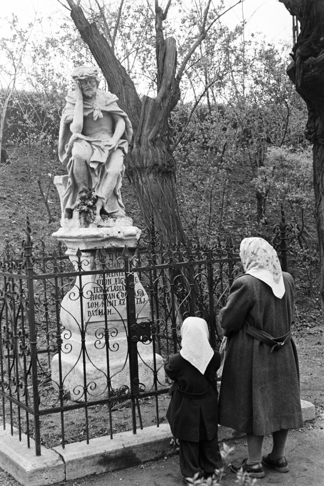 Hungary, Városmajor, Budapest XII., Fájdalmas Krisztus-szobor (1725) a Fogaskerekű végállomása közelében., 1955, Hámori Gyula, girl, sculpture, mother, headscarf, label, Budapest, Fortepan #276452
