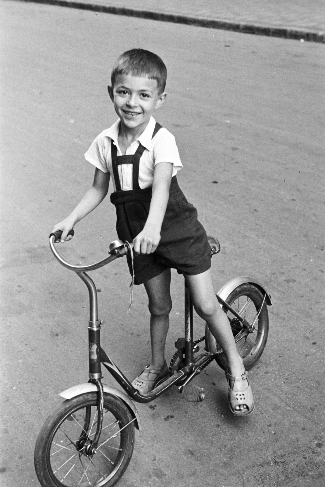 Hungary, Budapest V., a felvétel a Molnár utcában készült., 1955, Hámori Gyula, Budapest, kid, smile, bicycle, Fortepan #276453