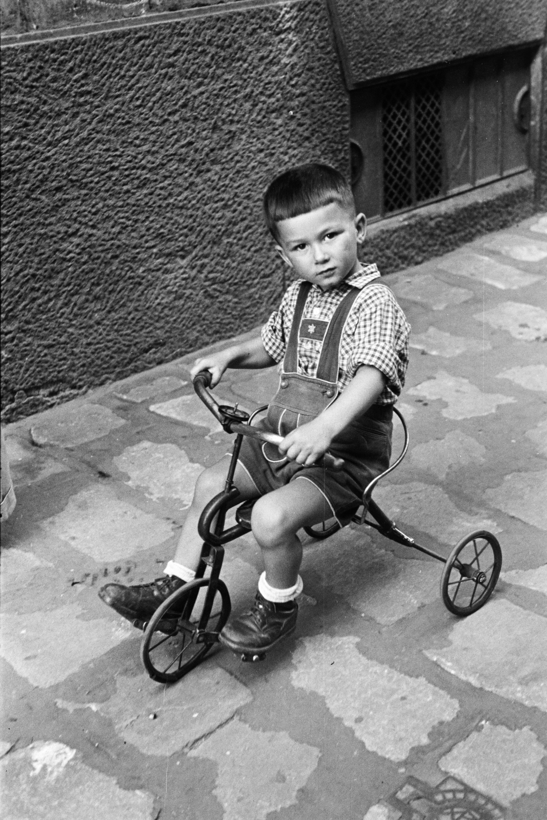 Magyarország, Budapest V., a felvétel a Molnár utca 10. számú ház előtt készült., 1955, Hámori Gyula, Budapest, kisfiú, gyerektricikli, kantárosnadrág, Fortepan #276454