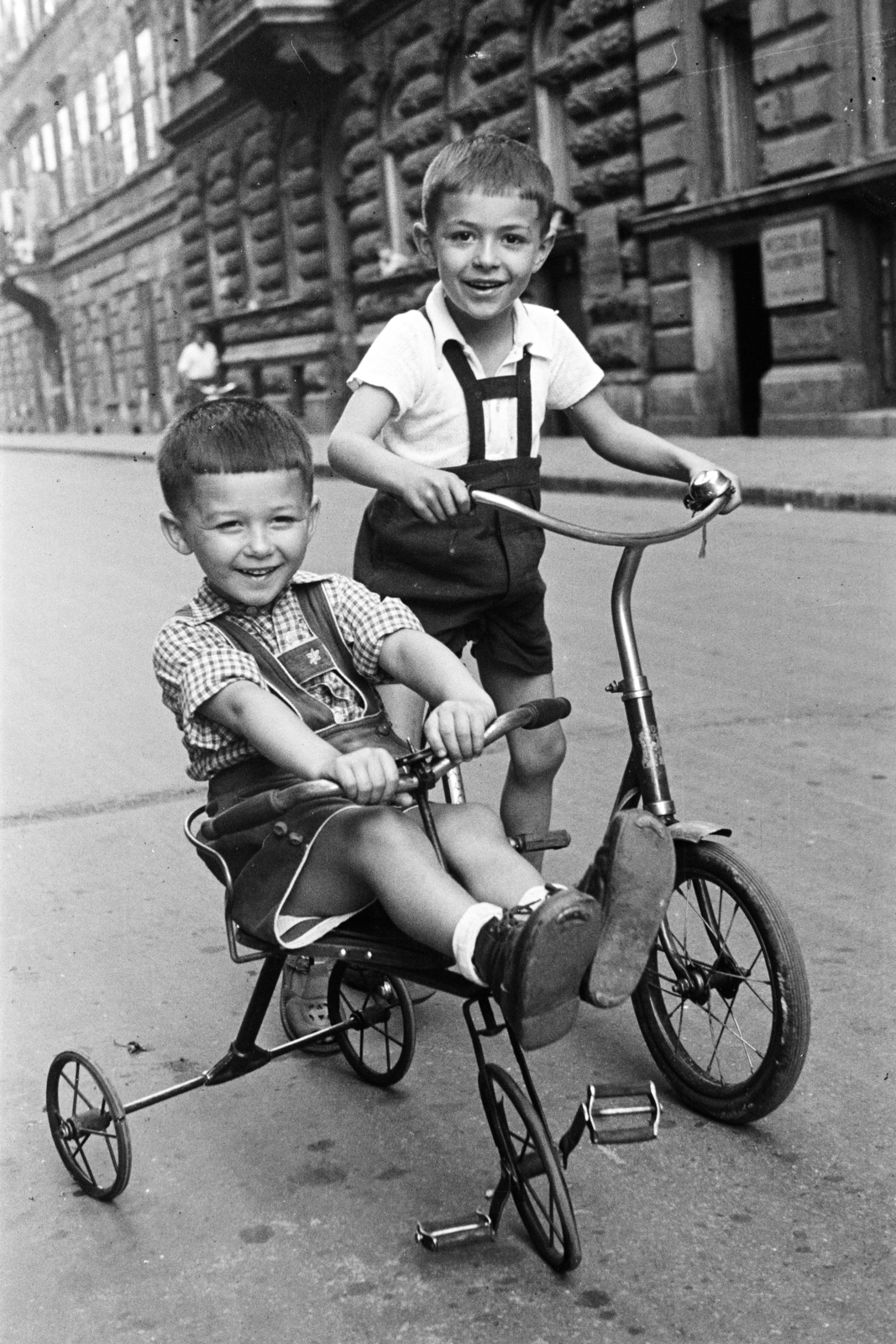 Hungary, Budapest V., Molnár utca, a háttérben középen a 17. számú ház., 1955, Hámori Gyula, Best of, Budapest, boys, smile, bicycle, kids' tricycles, Fortepan #276457