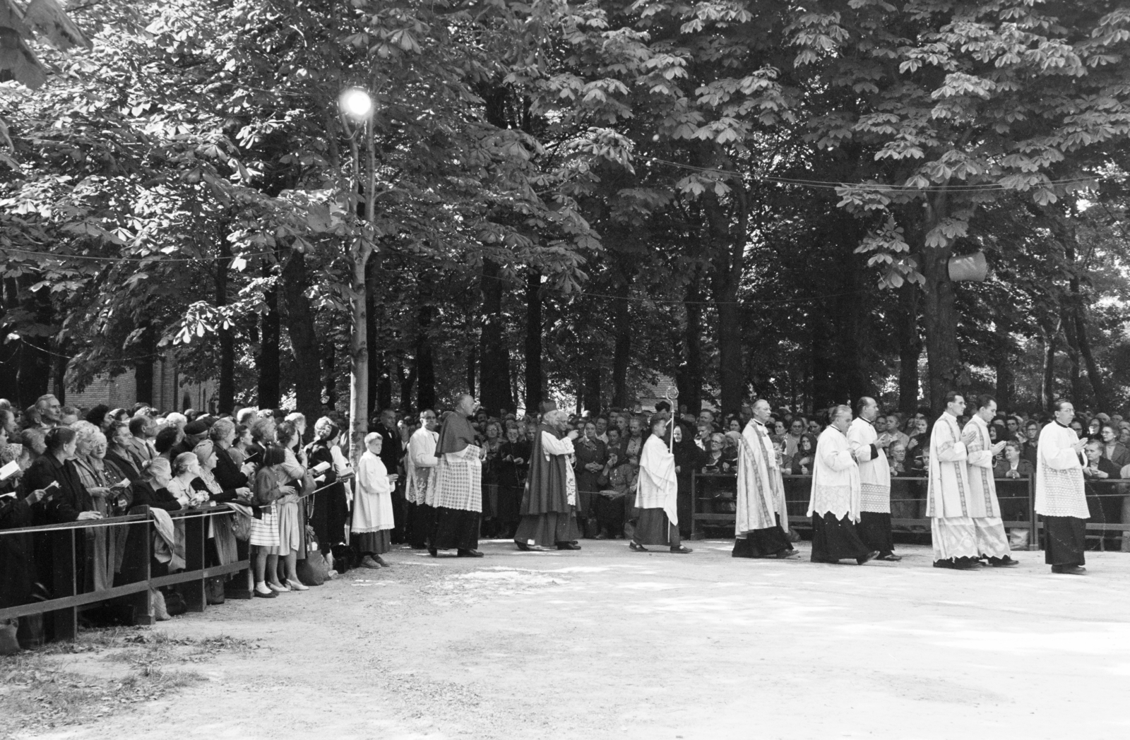 Hungary, Budapest II., Máriaremete, a Kisboldogasszony-templom kertje. A felvétel a szabadtéri oltárnál tartott mise alkalmával készült., 1961, Hámori Gyula, Budapest, pilgrimage, Fortepan #276458