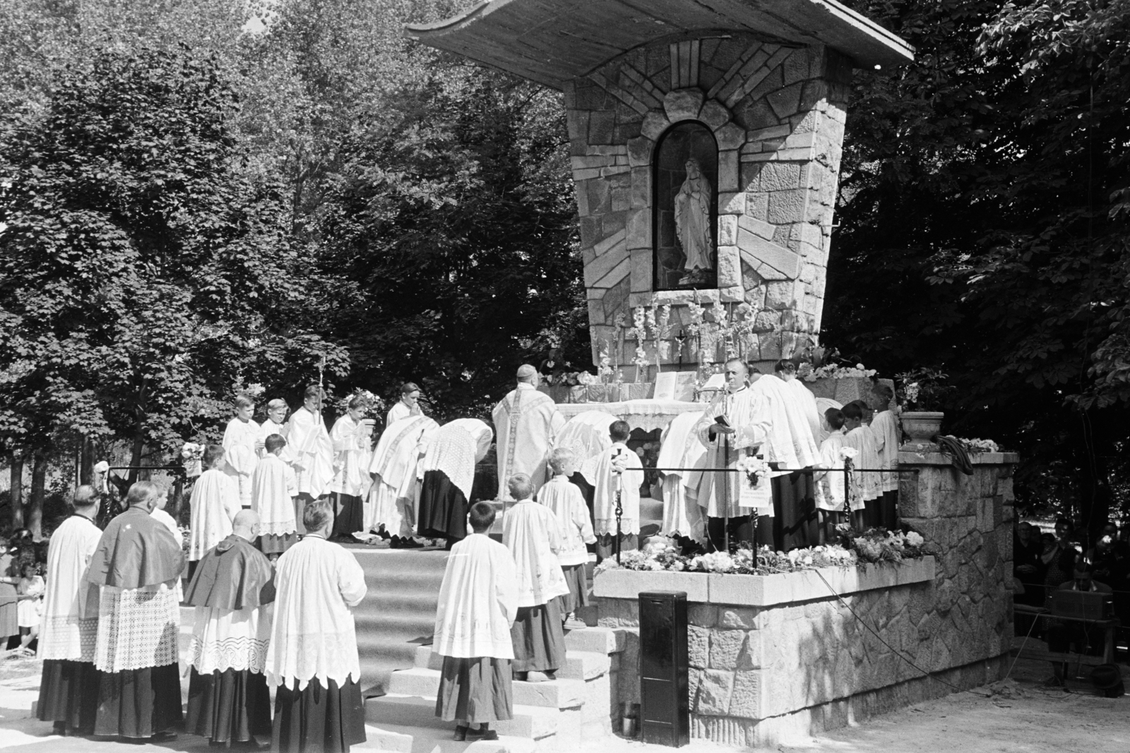 Hungary, Budapest II., Máriaremete, a Kisboldogasszony-templom kertje. Mise a szabadtéri oltárnál., 1961, Hámori Gyula, Budapest, pilgrimage, Fortepan #276461