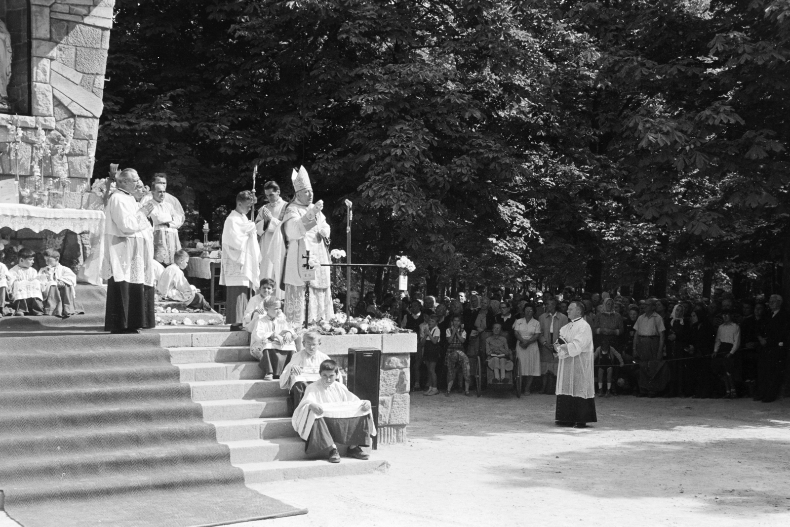 Hungary, Budapest II., Máriaremete, a Kisboldogasszony-templom kertje. Mise a szabadtéri oltárnál., 1961, Hámori Gyula, Budapest, pilgrimage, Fortepan #276463