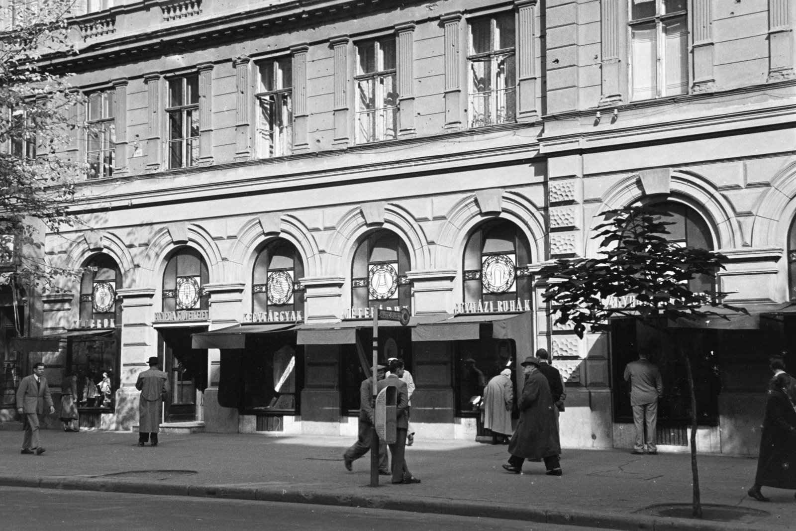 Magyarország, Budapest V., Ferenciek tere (Károlyi utca), Ecclesia Kegytárgybolt., 1955, Hámori Gyula, utcakép, katolikus, üzletportál, Budapest, Fortepan #276465