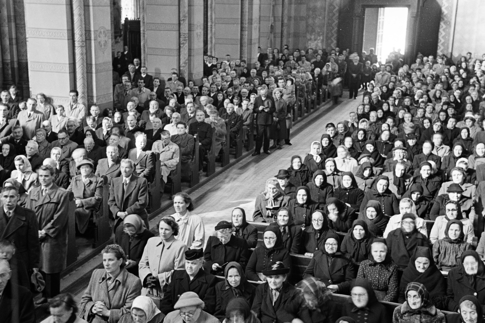 1955, Hámori Gyula, church interior, devotee, Fortepan #276467