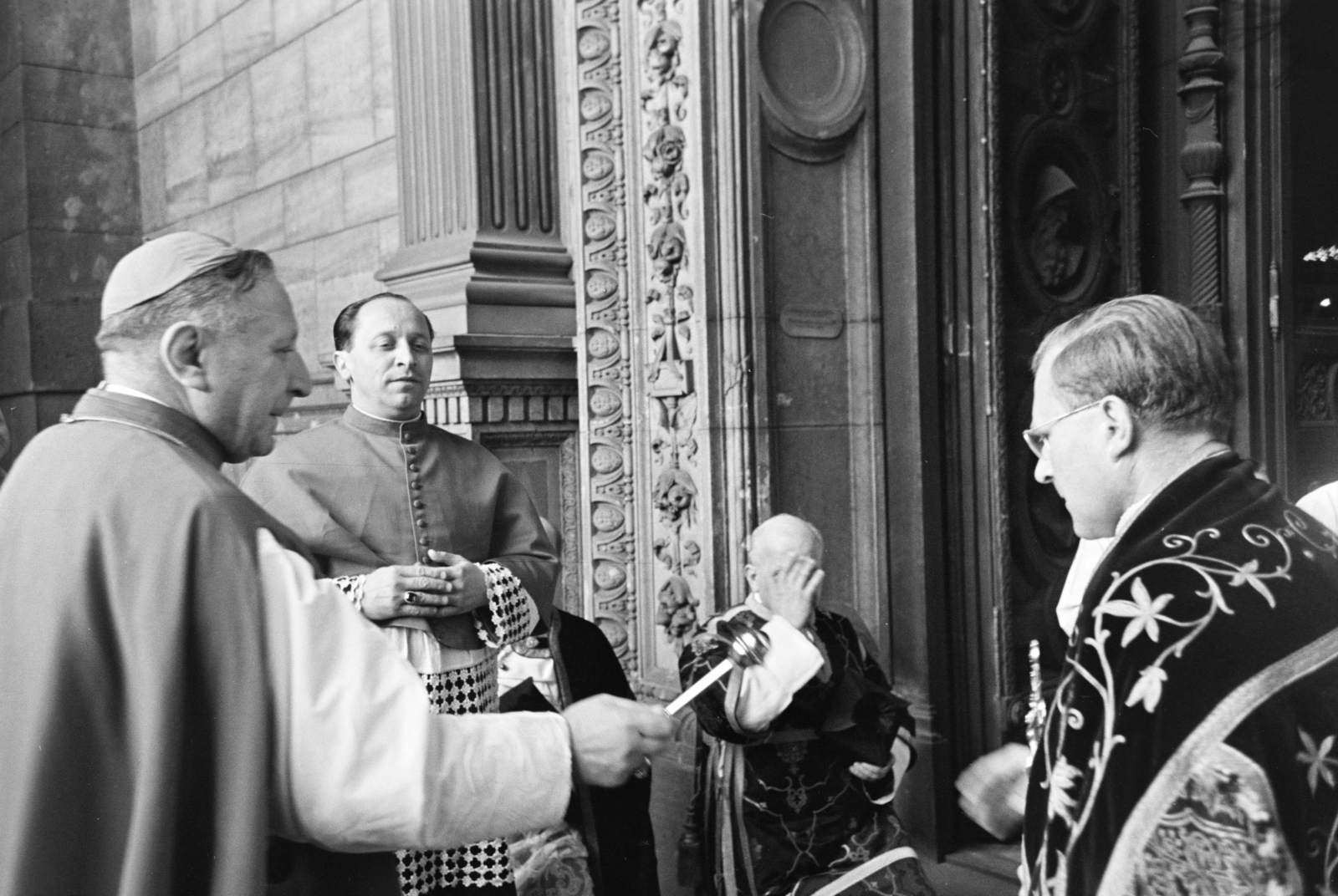 1956, Hámori Gyula, priest, holy water, Fortepan #276472