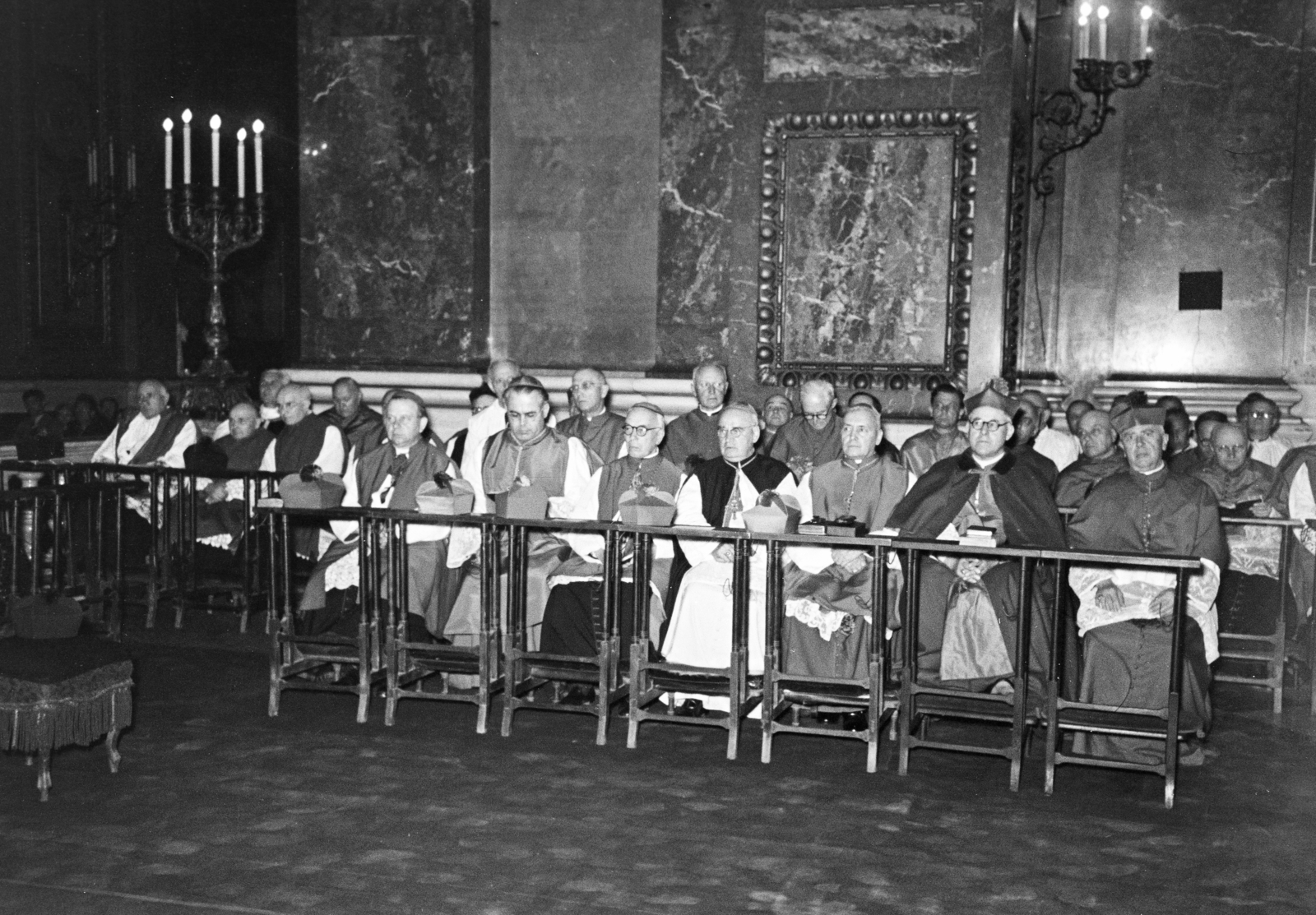 1956, Hámori Gyula, priest, church interior, Fortepan #276473