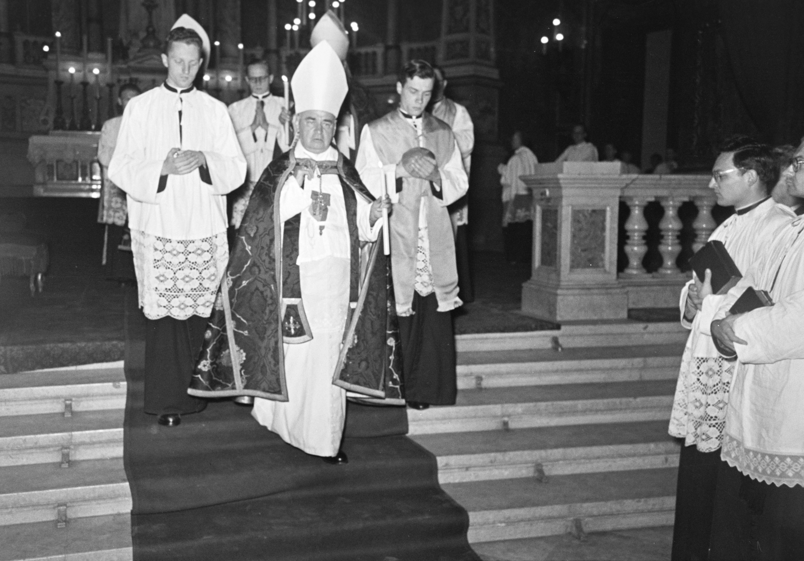 1956, Hámori Gyula, stairs, surplice, miter, bishop, Fortepan #276481