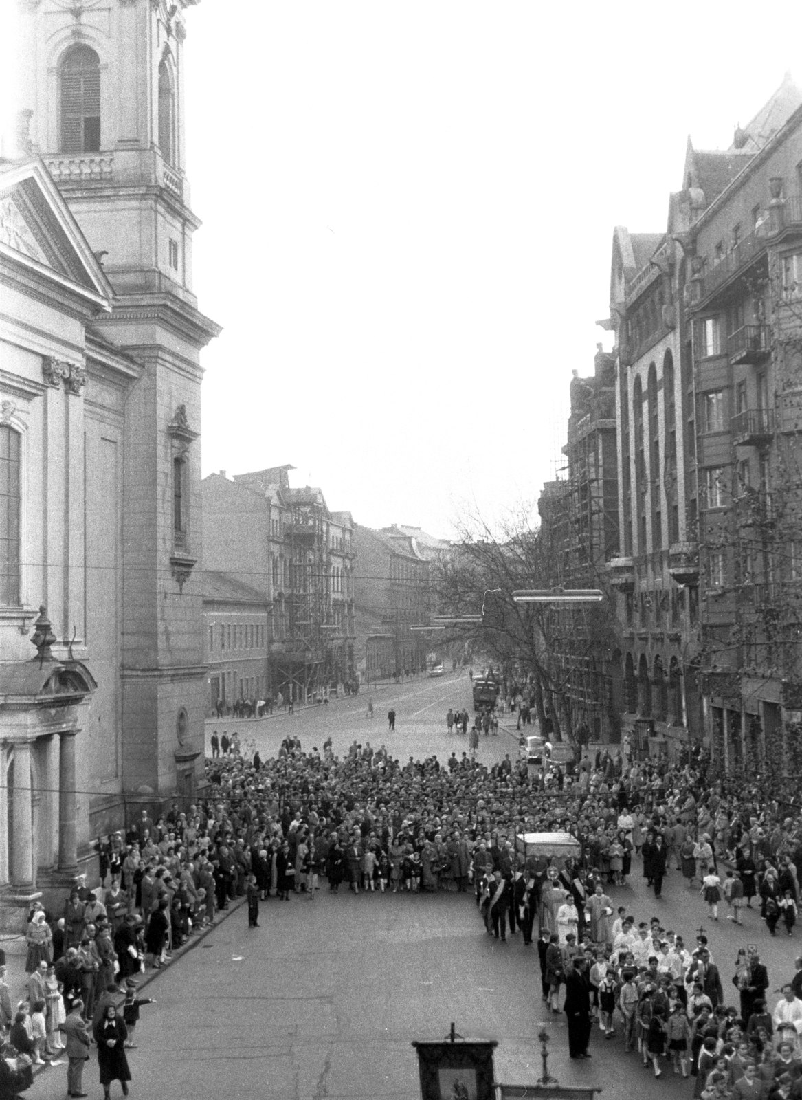 Magyarország, Budapest VIII., Horváth Mihály tér, körmenet résztvevői a Szent József-templom mellett., 1960, Hámori Gyula, Budapest, körmenet, baldachin, Fortepan #276483