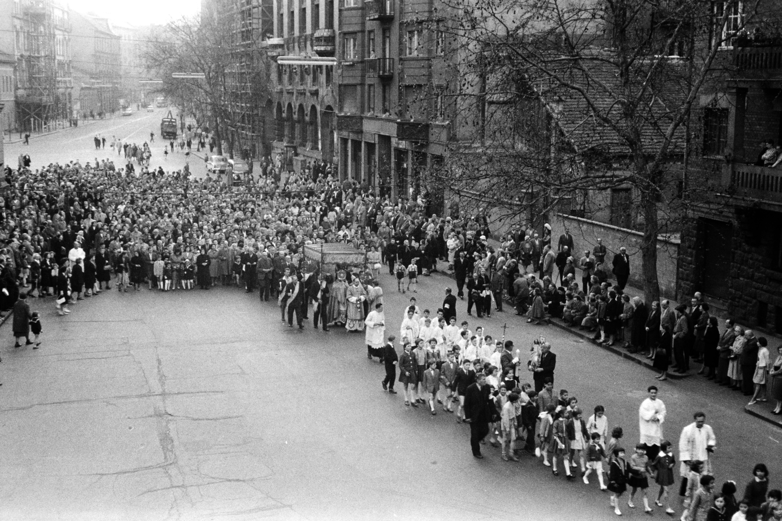 Magyarország, Budapest VIII., Horváth Mihály tér, körmenet résztvevői a Szent József-templom mellett., 1960, Hámori Gyula, Budapest, gyerekek, bámészkodás, baldachin, Fortepan #276484