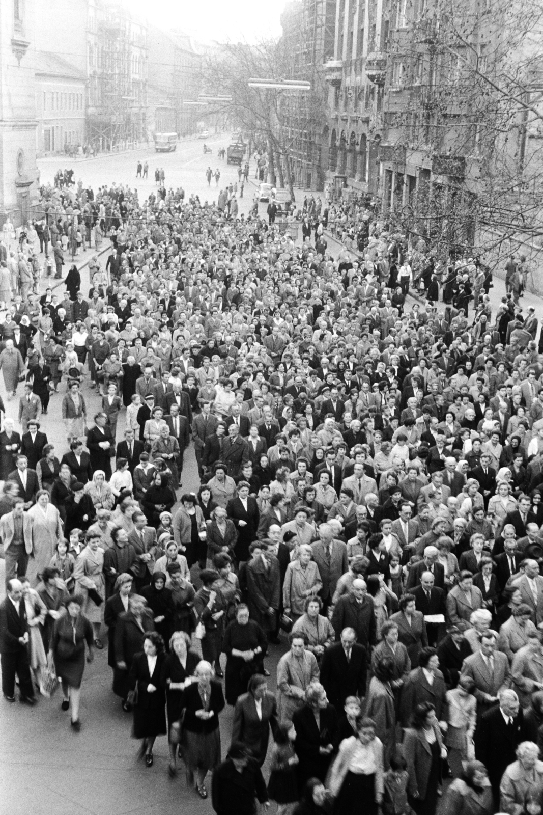 Magyarország, Budapest VIII., Horváth Mihály tér, körmenet résztvevői a Szent József-templom mellett., 1960, Hámori Gyula, Budapest, tömeg, Fortepan #276486
