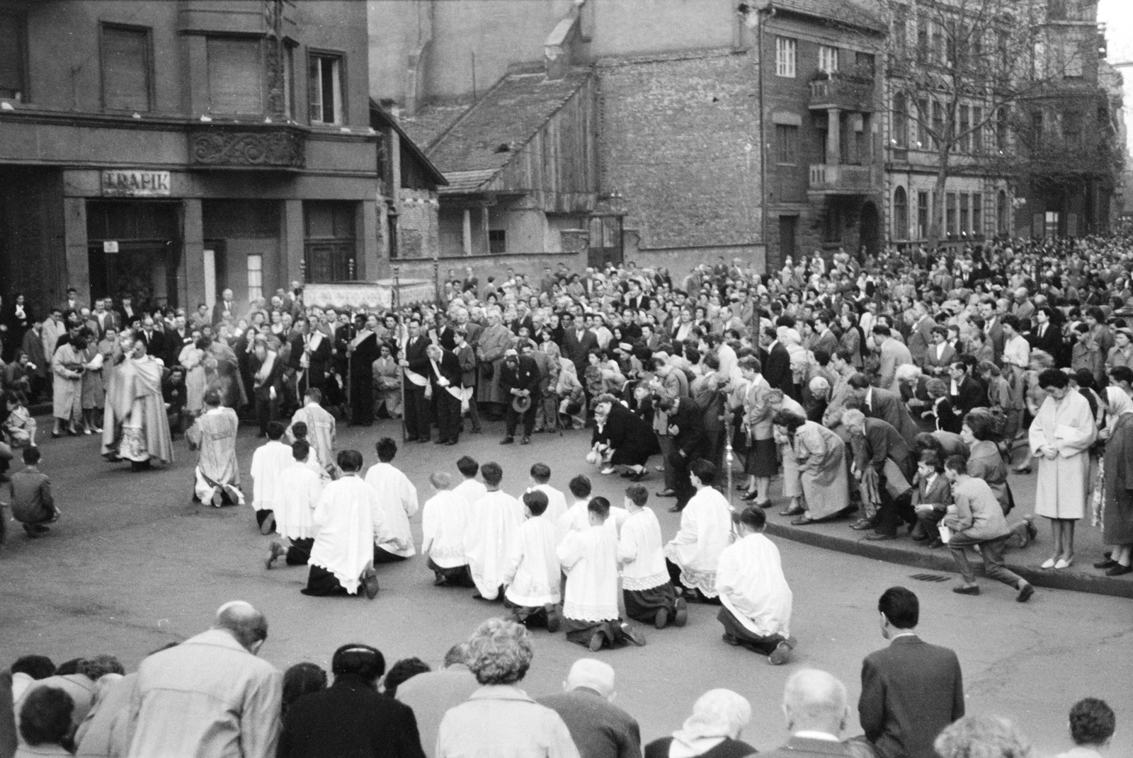 Magyarország, Budapest VIII., Horváth Mihály tér, körmenet résztvevői a Szent József-templom mellett., 1960, Hámori Gyula, Budapest, térdepel, baldachin, Fortepan #276488