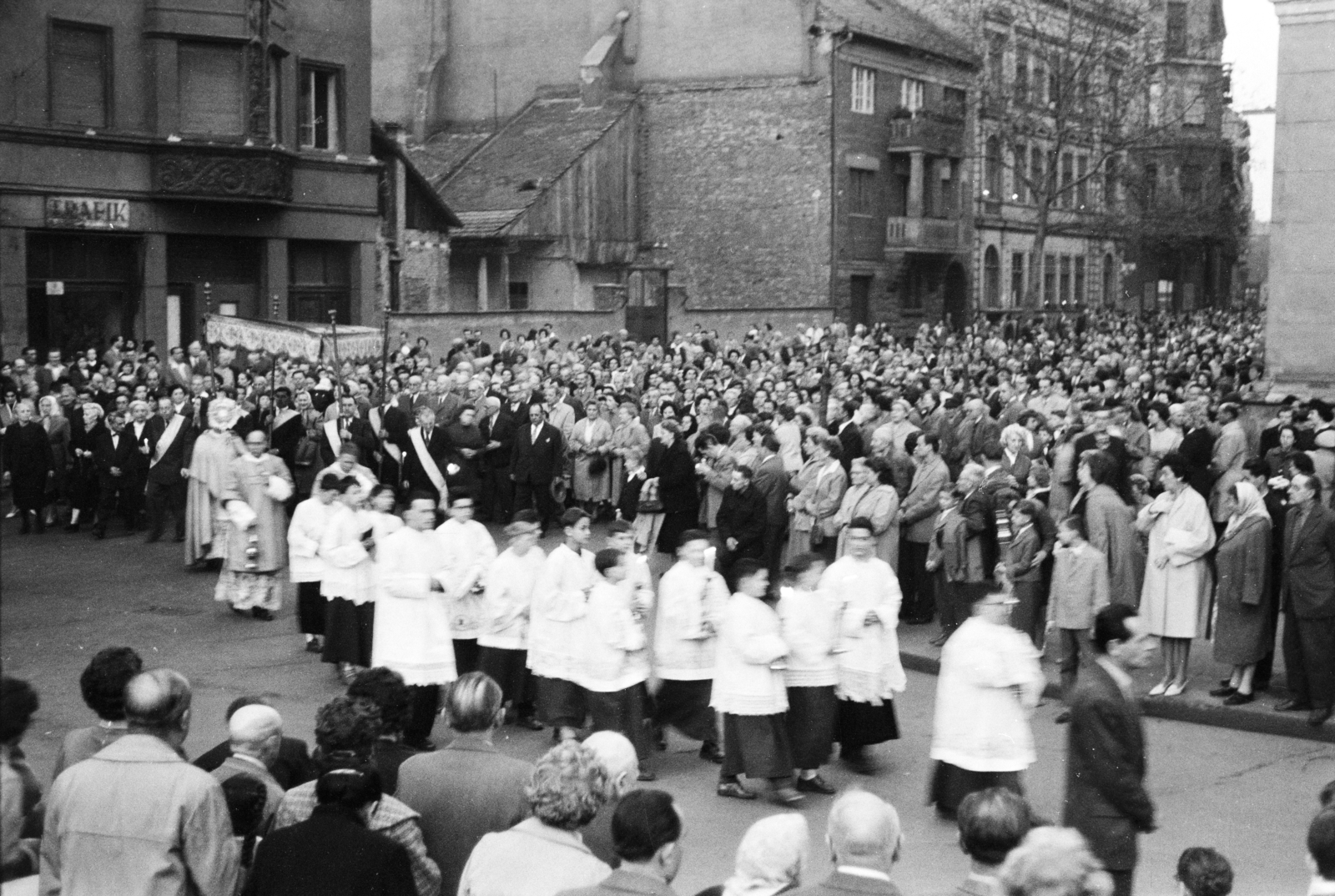 Magyarország, Budapest VIII., Horváth Mihály tér, körmenet résztvevői a Szent József-templom mellett., 1960, Hámori Gyula, Budapest, bemozdulás, Fortepan #276489