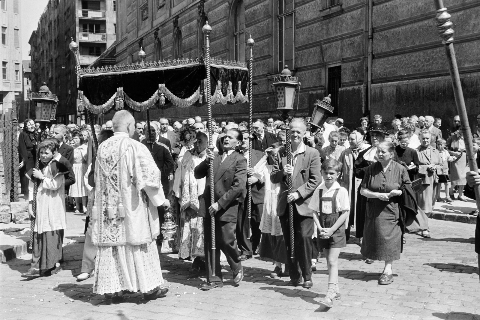 Magyarország, Budapest V., Március 15. tér, úrnapi körmenet résztvevői az ELTE Bölcsészkar (egykor és ma Piarista Gimnázium és Rendház) épülete előtt. Háttérben balra a Galamb utca torkolatánál álló épület látható., 1960, Hámori Gyula, Budapest, baldachin, Fortepan #276491