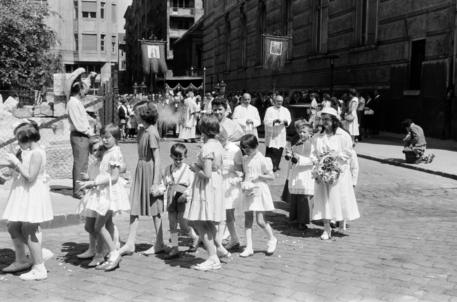 Magyarország, Budapest V., Március 15. tér, úrnapi körmenet résztvevői az ELTE Bölcsészkar (egykor és ma Piarista Gimnázium és Rendház) épülete előtt. Háttérben balra a Galamb utca torkolatánál álló épület látható., 1960, Hámori Gyula, Budapest, lányok, ünneplő ruha, Fortepan #276493