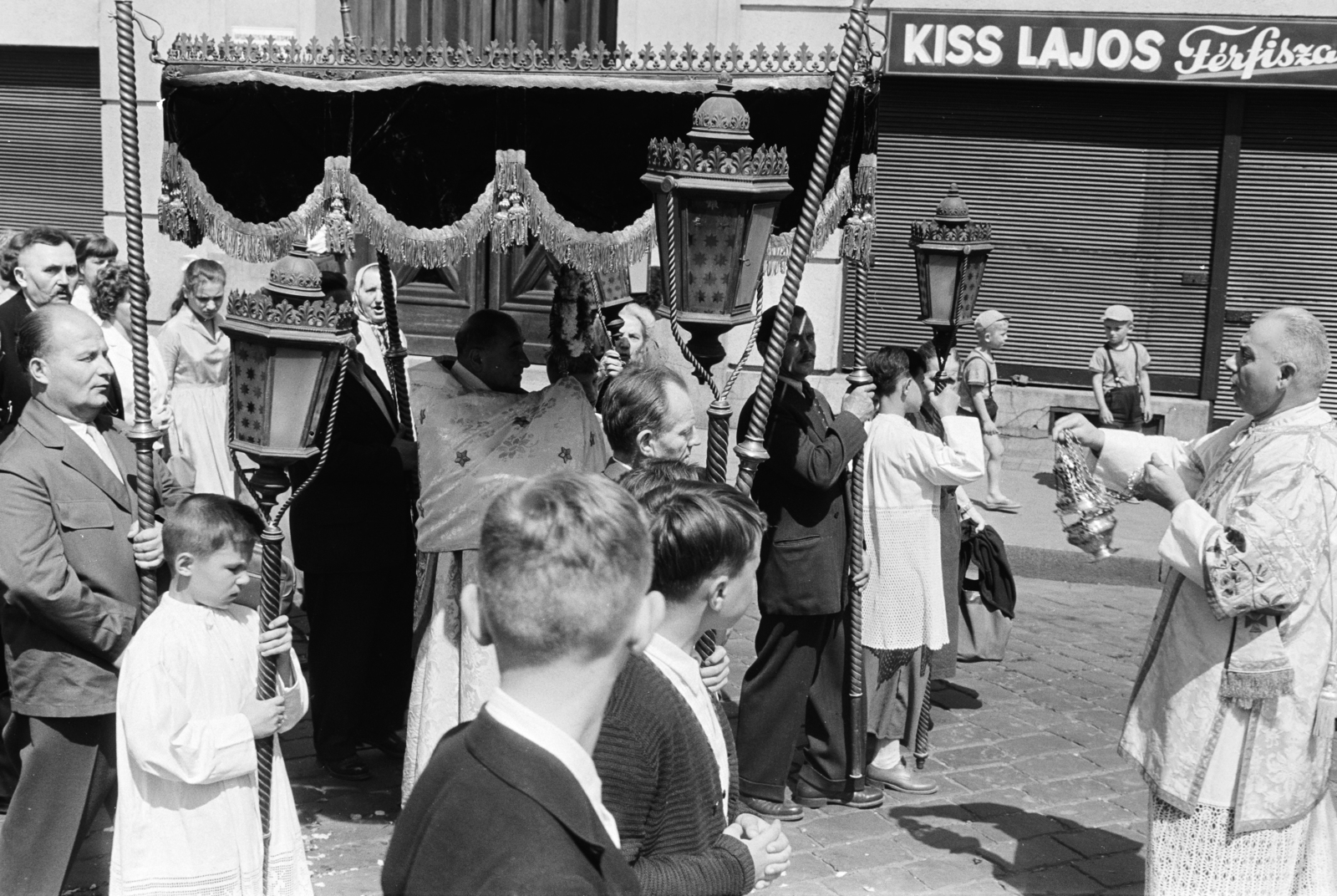 Magyarország, Budapest V., Március 15. tér, úrnapi körmenet résztvevői az 1-es számú ház előtt., 1960, Hámori Gyula, Best of, körmenet, Budapest, füstölő, szabóság, baldachin, Fortepan #276495