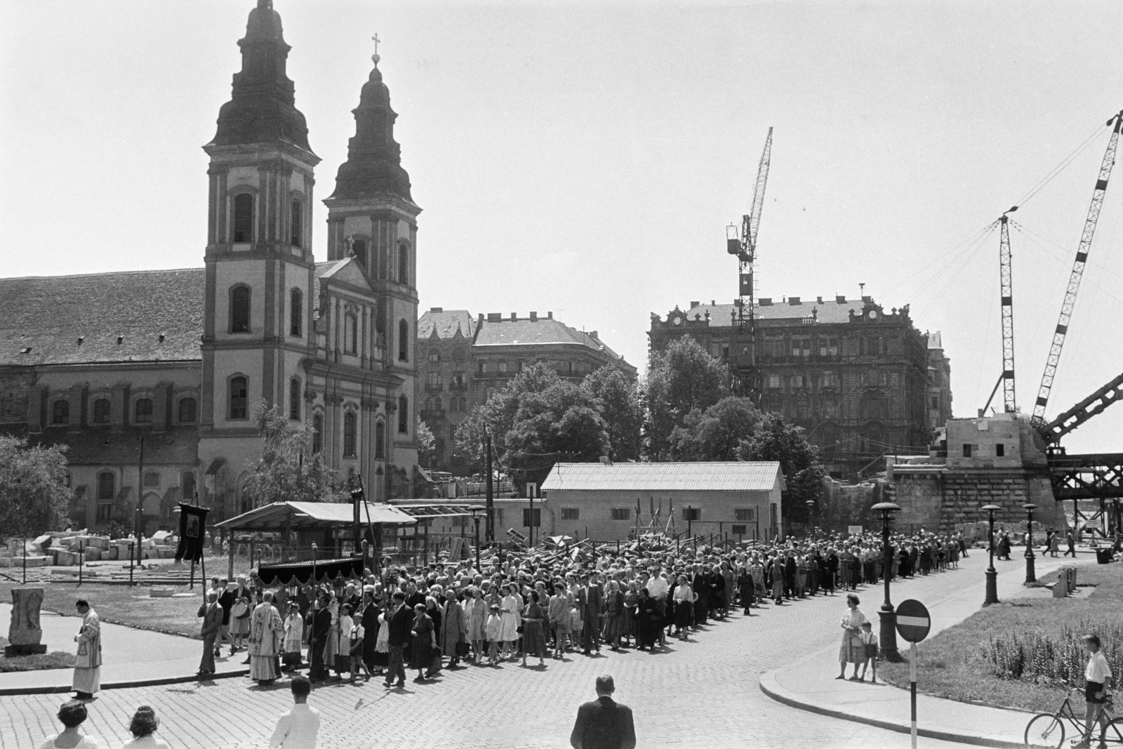 Magyarország, Budapest V., Március 15. tér, úrnapi körmenet résztvevői, balra a Belvárosi Nagyboldogasszony Főplébánia-templom., 1960, Hámori Gyula, Best of, Budapest, körmenet, Úr Napja, oltáriszentség, Fortepan #276497