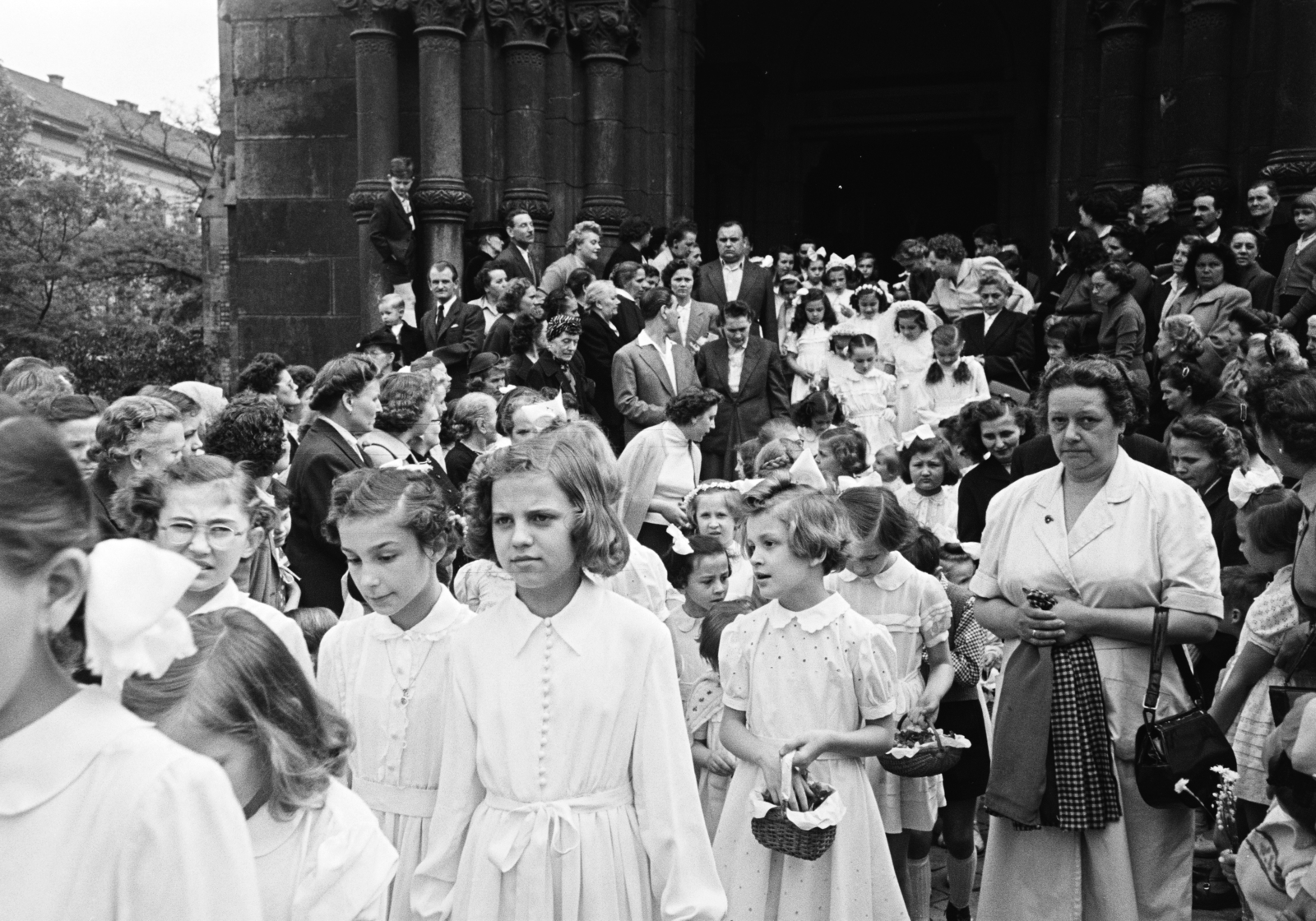 Hungary, Budapest IX., Bakáts tér, körmenet résztvevői az Assisi Szent Ferenc-templom előtt., 1963, Hámori Gyula, Budapest, Fortepan #276504