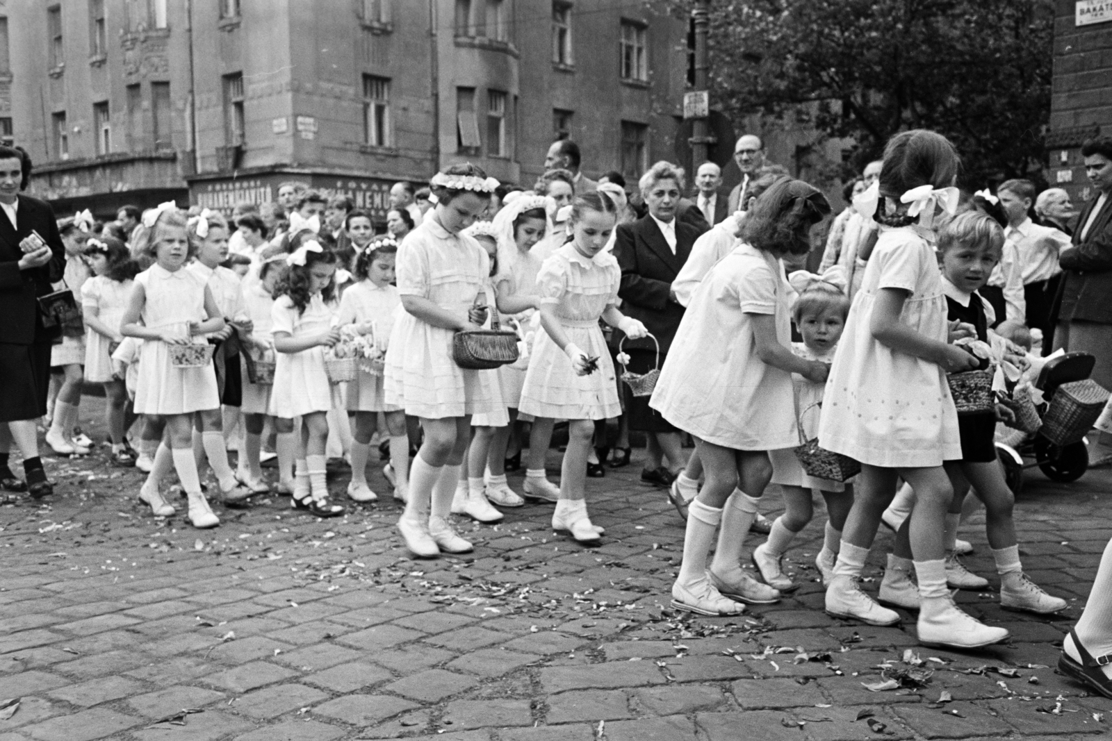 Magyarország, Budapest IX., Bakáts tér, körmenet résztvevői az Assisi Szent Ferenc-templom előtt a Bakáts utca torkolatánál., 1963, Hámori Gyula, Budapest, Fortepan #276506