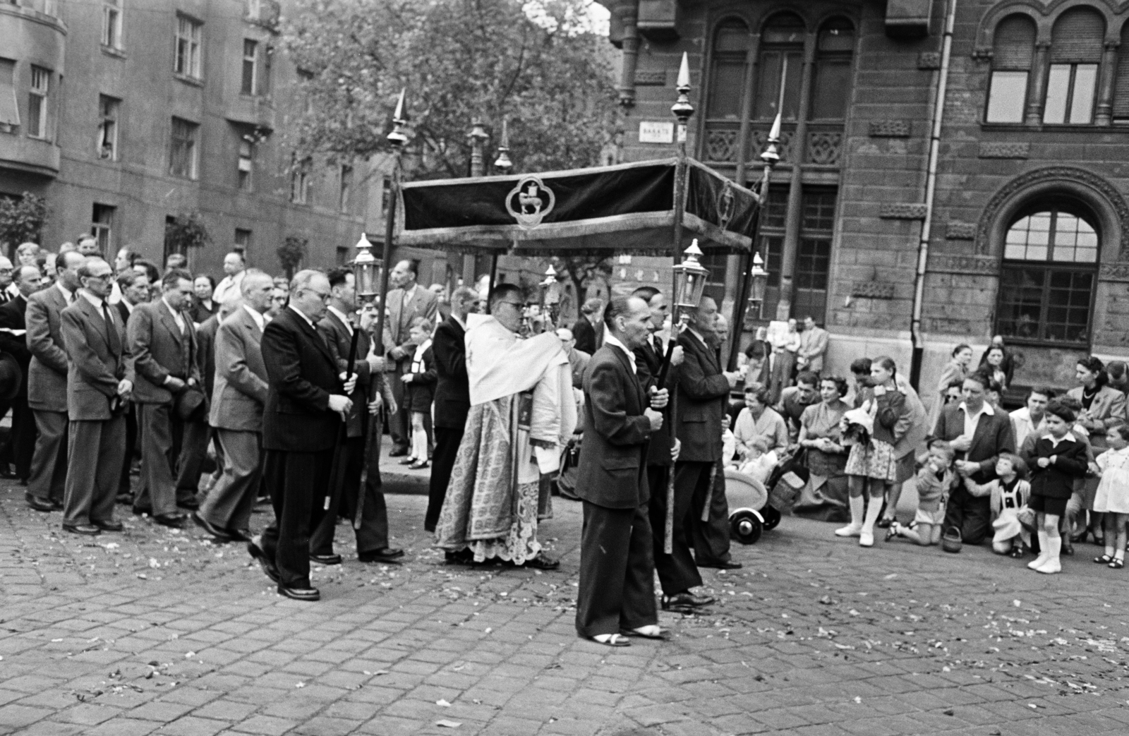 Hungary, Budapest IX., Bakáts tér, körmenet résztvevői az Assisi Szent Ferenc-templom előtt a Bakáts utca torkolatánál., 1963, Hámori Gyula, Budapest, Fortepan #276509