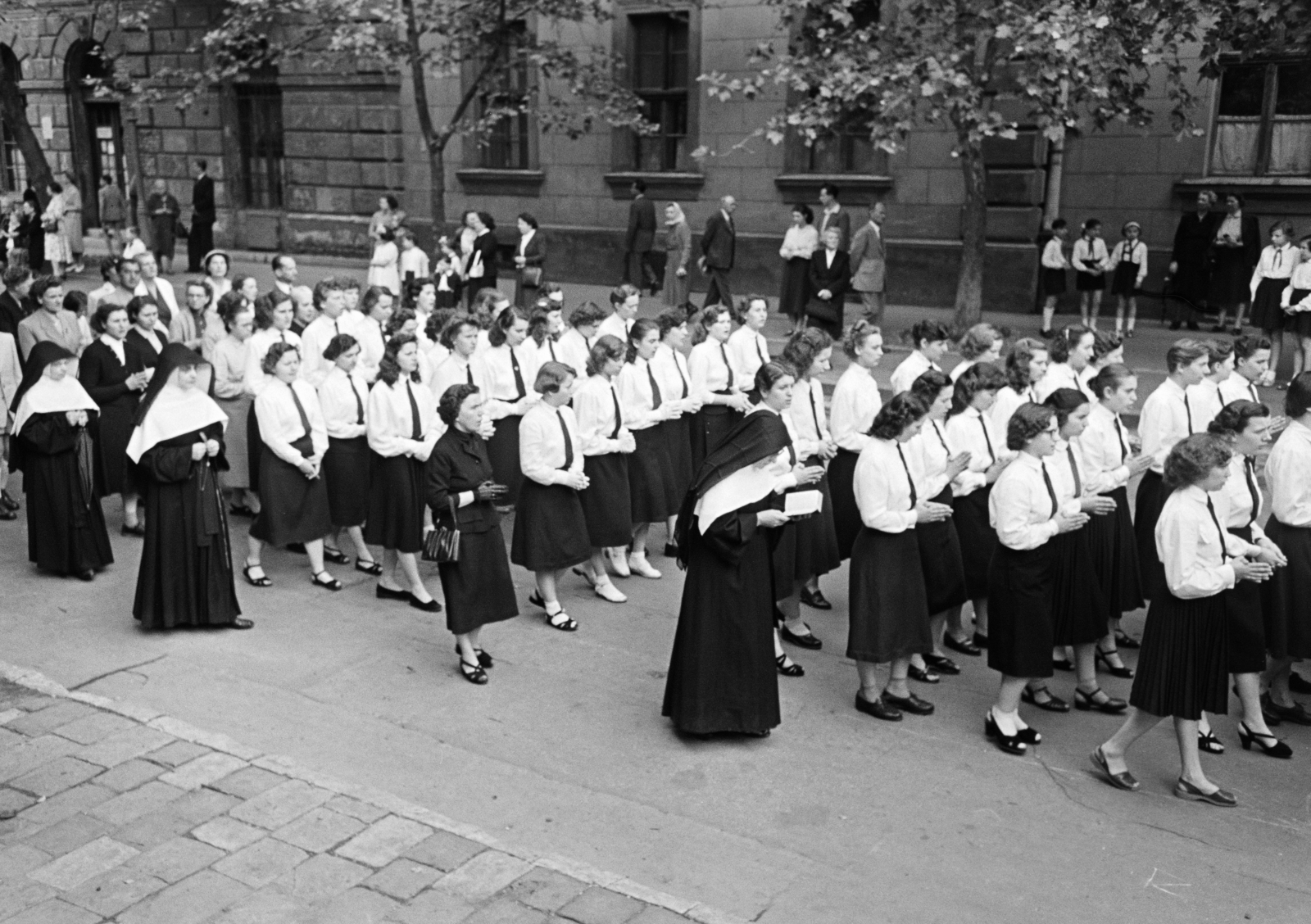 Hungary, Budapest IX., Bakáts tér, körmenet résztvevői az Assisi Szent Ferenc-templom mellett. Háttérben a Ének-Zenei Általános Iskola a Knézich utca sarkán., 1963, Hámori Gyula, Budapest, Fortepan #276513