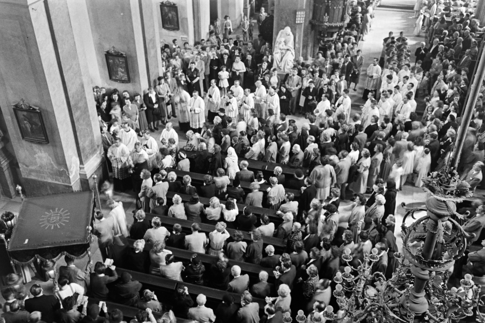 Magyarország, Budapest V., Március 15. tér, Belvárosi Nagyboldogasszony Főplébánia-templom. A felvétel úrnapi körmenet alkalmával készült., 1960, Hámori Gyula, Budapest, szertartás, felülnézet, Fortepan #276516