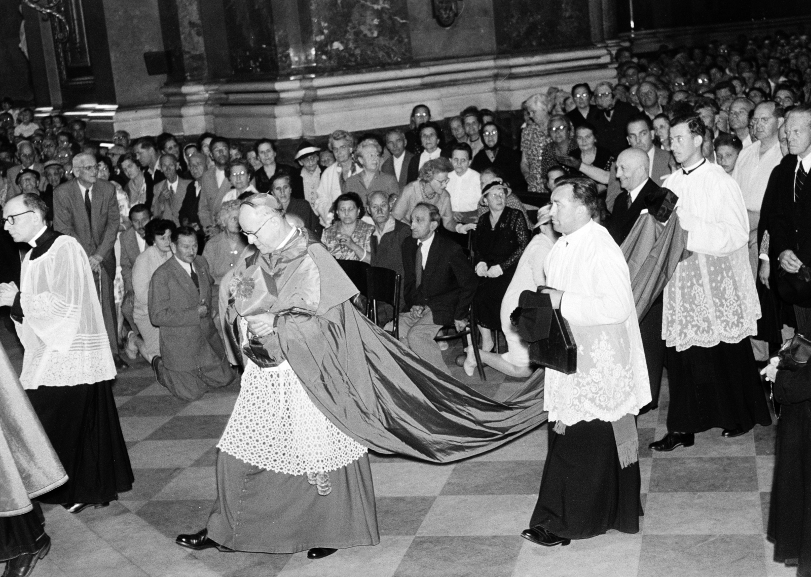 Hungary, Budapest V., Szent István tér, Szent István-bazilika, Kovács Sándor szombathelyi megyéspüspök érkezik az általa pontifikált szentmisére., 1965, Hámori Gyula, Budapest, bishop, liturgy, basilica, Fortepan #276519