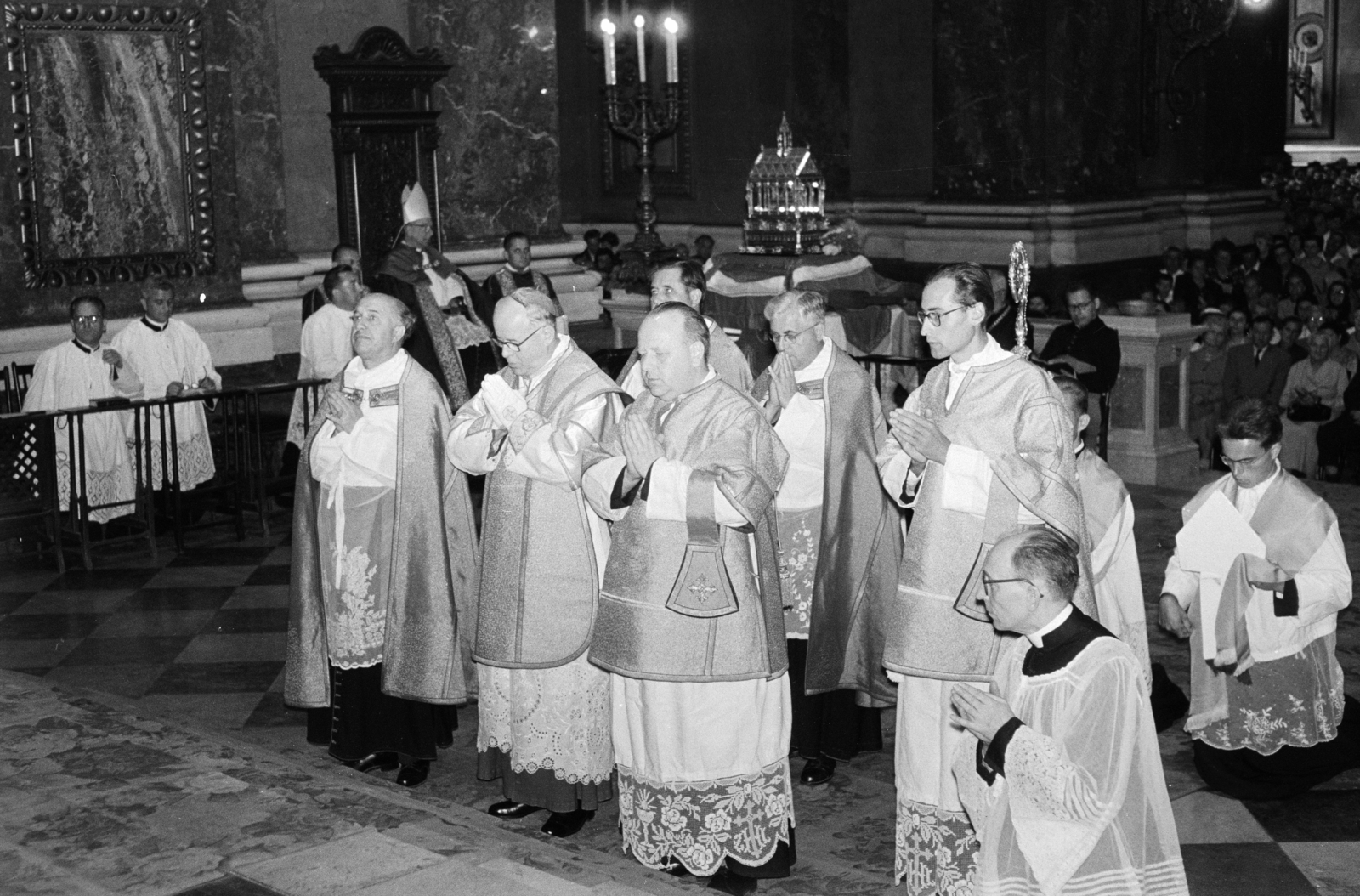 Hungary, Budapest V., Szent István tér, Szent István-bazilika, balról a második Kovács Sándor szombathelyi megyéspüspök az általa pontifikált szentmisén., 1964, Hámori Gyula, Budapest, Fortepan #276522