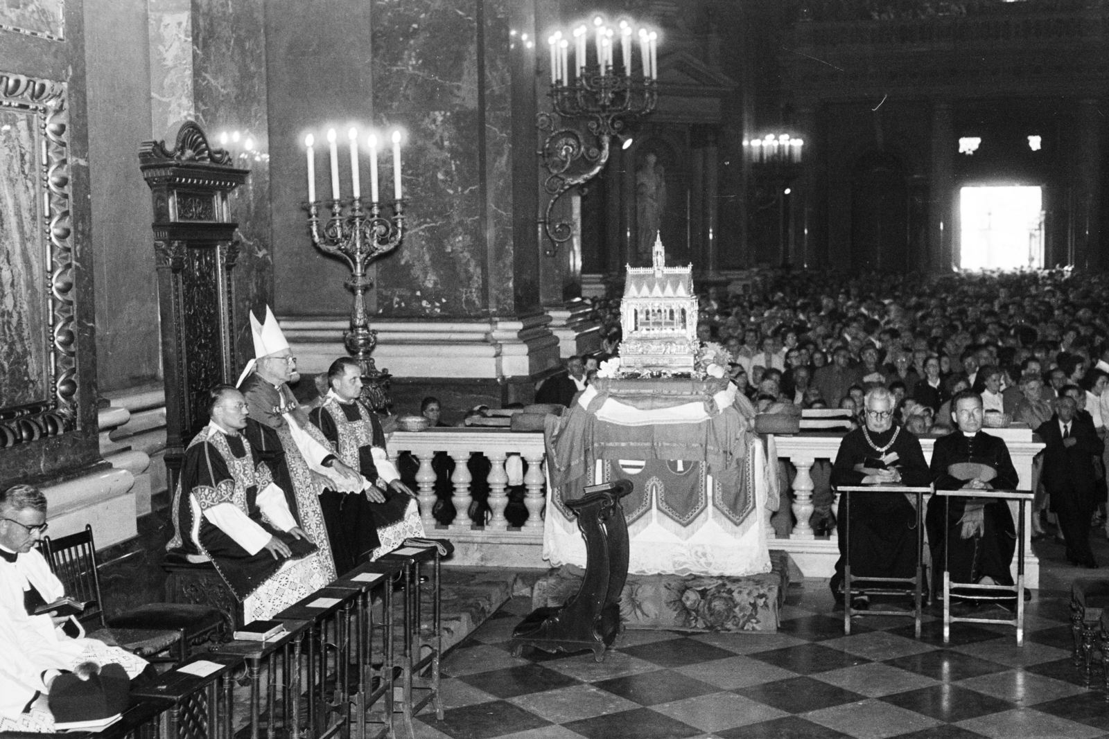Magyarország, Budapest V., Szent István tér, Szent István-bazilika, az ereklyetartóban a Szent Jobb., 1965, Hámori Gyula, Budapest, Fortepan #276524