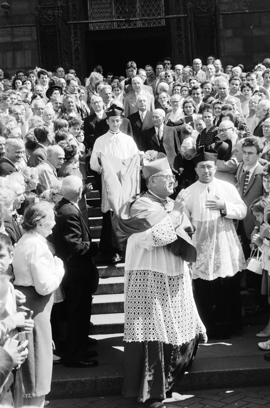 Magyarország, Budapest V., Szent István tér, a felvétel a Szent István-bazilika előtt készült. Kovács Sándor szombathelyi megyéspüspök távozik az általa pontifikált szentmiséről., 1965, Hámori Gyula, Budapest, Fortepan #276527