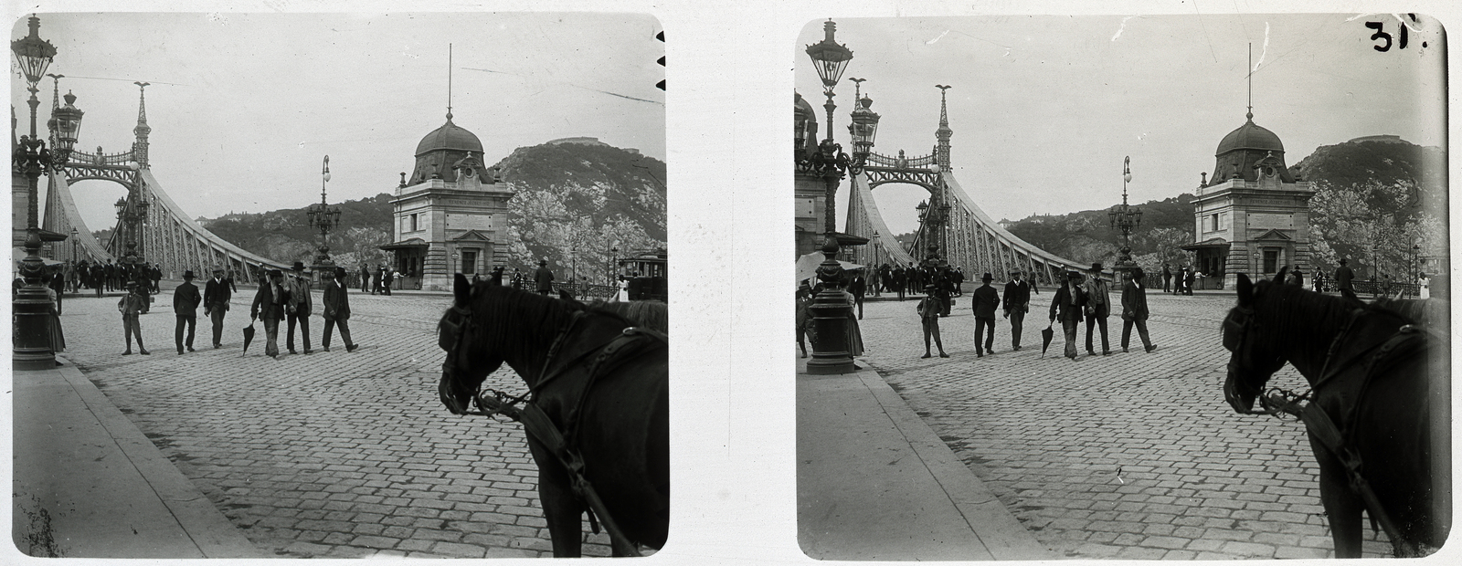 Magyarország, Budapest IX., Fővám tér, a Szabadság (Ferenc József) híd pesti hídfője., 1900, Schoch Frigyes, híd, ló, villamos, esernyő, kockakő, sztereófotó, Budapest, Feketeházy János-terv, Fortepan #27653