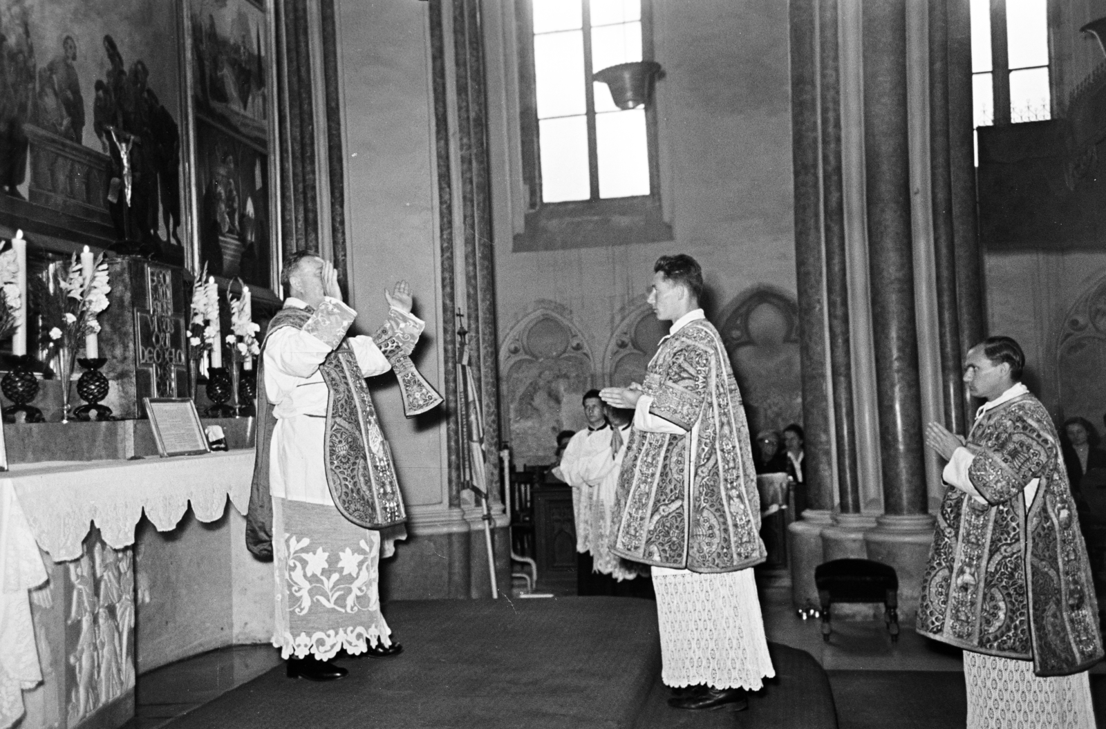 Hungary, Budapest V., Március 15. tér, Belvárosi Nagyboldogasszony Főplébánia-templom. Balra fenn a szárnyas oltár Molnár C. Pál alkotása., 1962, Hámori Gyula, Budapest, Fortepan #276534