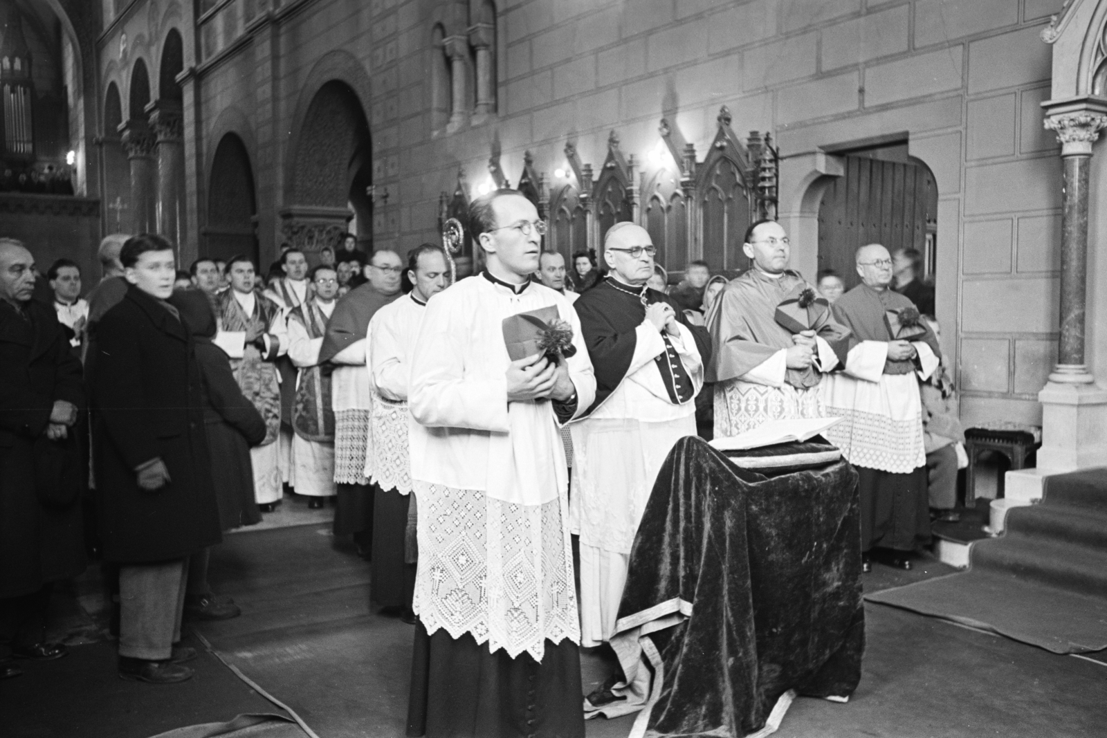 Magyarország, Veszprém, Szentháromság tér, Szent Mihály-székesegyház, a felvétel papok szentelésekor készült., 1954, Hámori Gyula, templombelső, karing, pap, Fortepan #276538