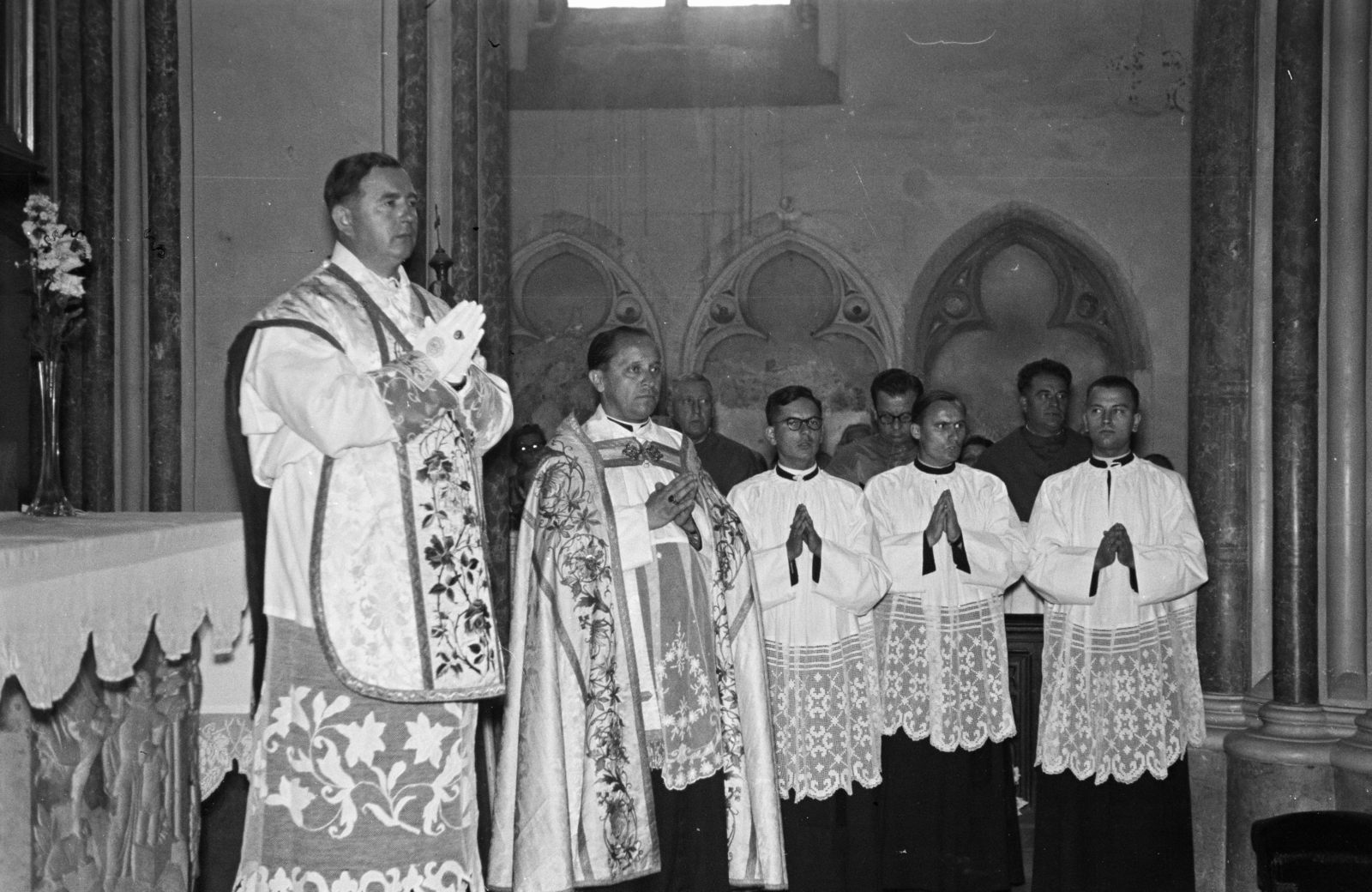 Magyarország, Budapest V., Március 15. tér, Belvárosi Nagyboldogasszony Főplébánia-templom, a felvétel az oltár előtt készült. Balra Brezanóczy Pál érsek., 1959, Hámori Gyula, Budapest, ornátus, karing, pap, Fortepan #276546