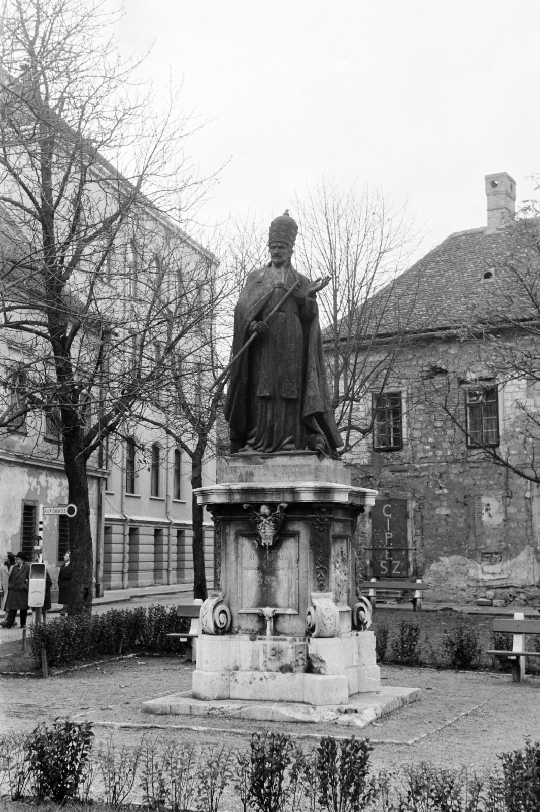 Magyarország, budai Vár, Budapest I., Hess András tér, XI. Ince pápa szobra (Damkó József, 1936.)., 1959, Hámori Gyula, Budapest, szobor, Fortepan #276550