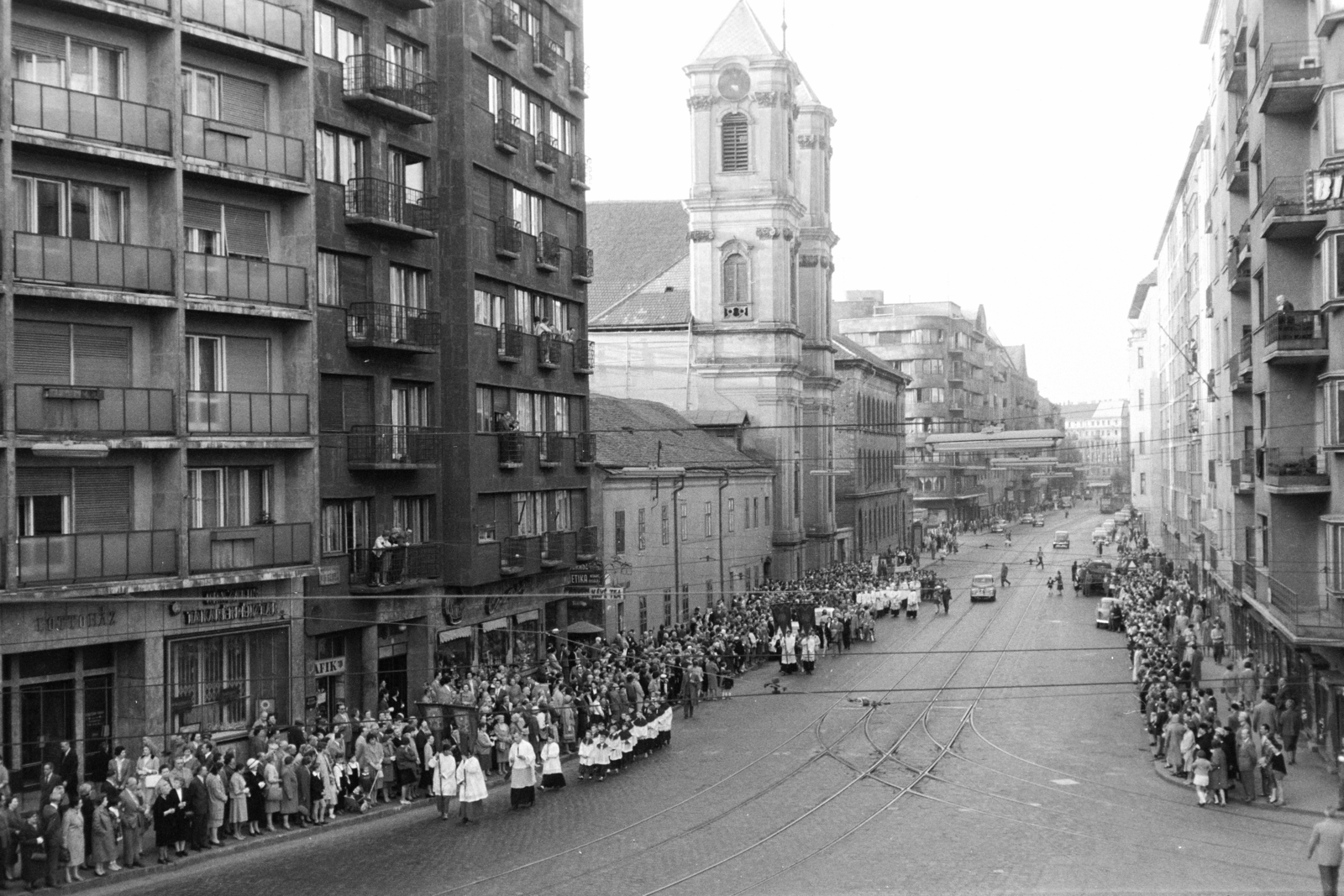 Magyarország, Budapest II., Margit körút (Mártírok útja), középen az Országúti ferences templom. Úrnapi körmenet résztvevői., 1963, Hámori Gyula, bámészkodás, körmenet, katolikus, templom, utcakép, Budapest, Fortepan #276553