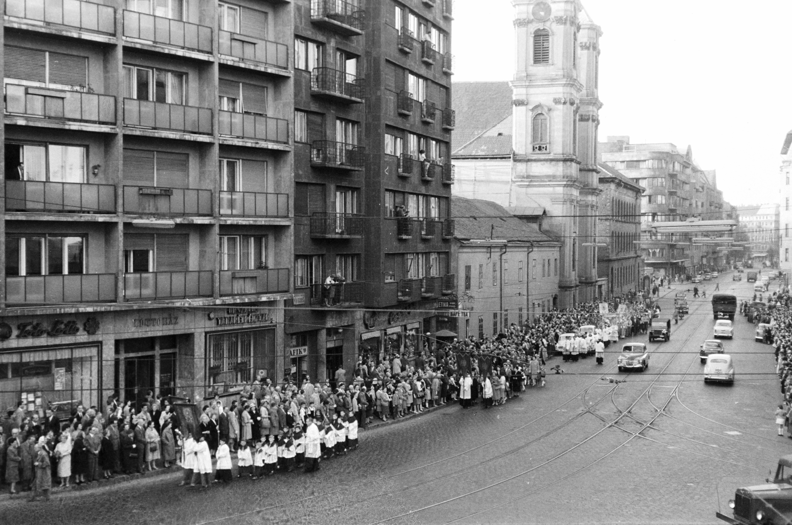 Magyarország, Budapest II., Margit körút (Mártírok útja), jobbra az Országúti ferences templom. Úrnapi körmenet résztvevői., 1963, Hámori Gyula, forgalom, Willys Jeep, Budapest, Fortepan #276554