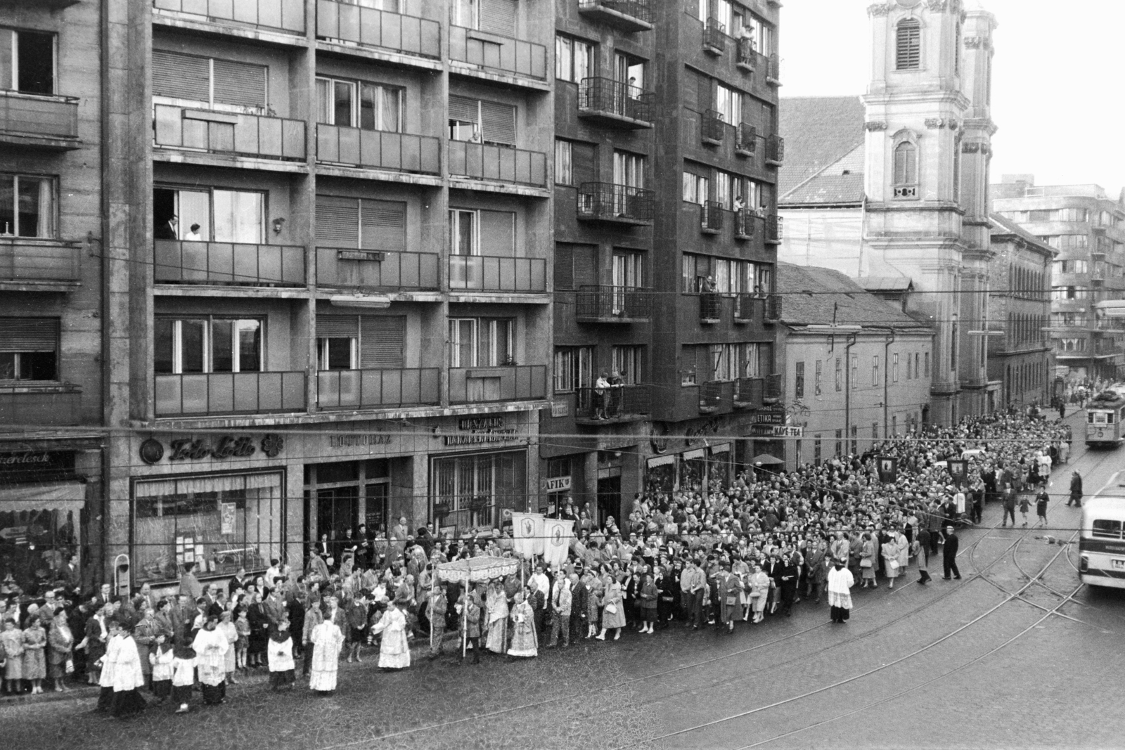 Hungary, Budapest II., Margit körút (Mártírok útja), jobbra az Országúti ferences templom. Úrnapi körmenet résztvevői., 1963, Hámori Gyula, Budapest, Fortepan #276557