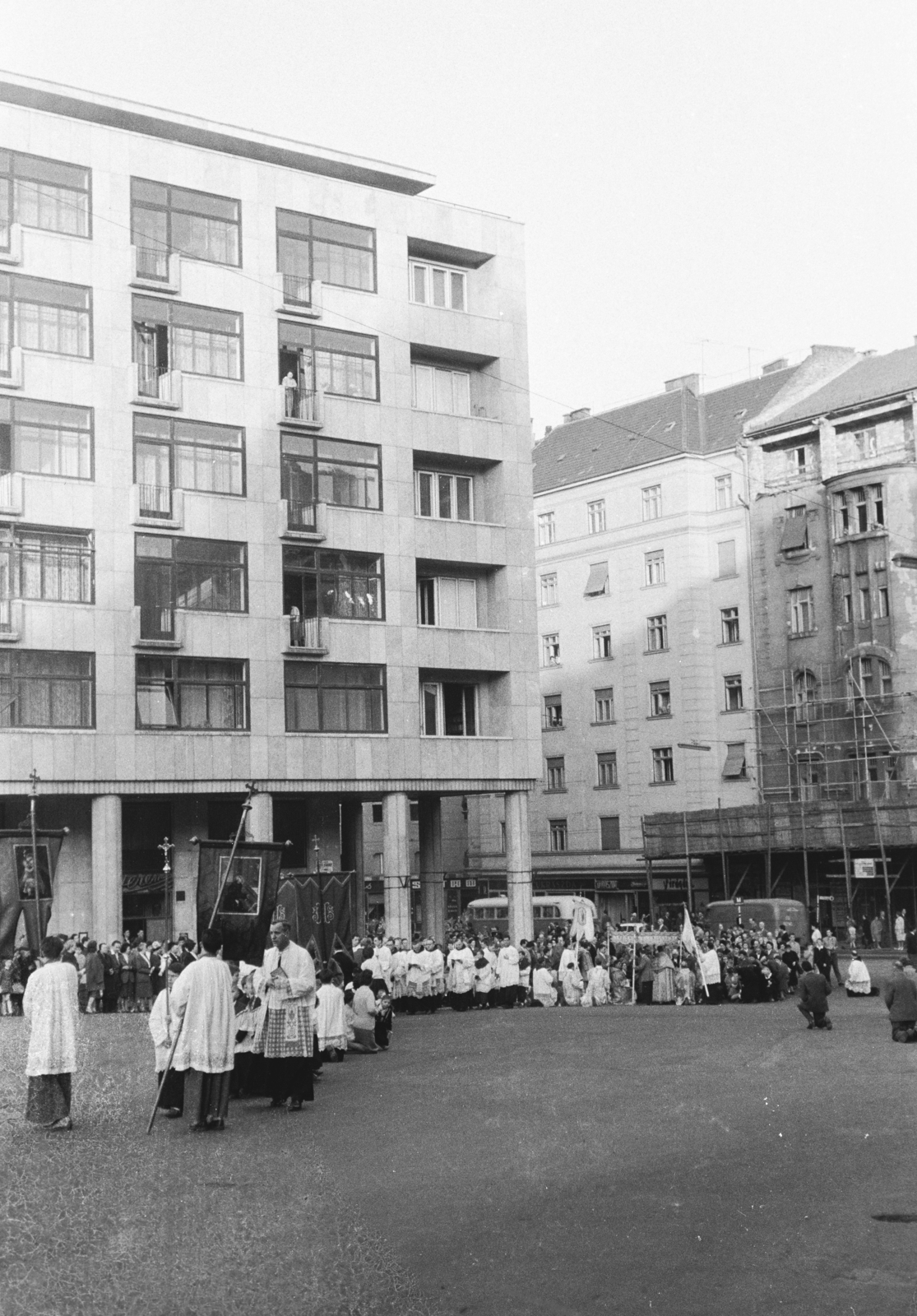 Hungary, Budapest II., Keleti Károly utca, a Margit körút (Mártírok útja) felé, úrnapi körmenet résztvevői., 1963, Hámori Gyula, Budapest, Fortepan #276558