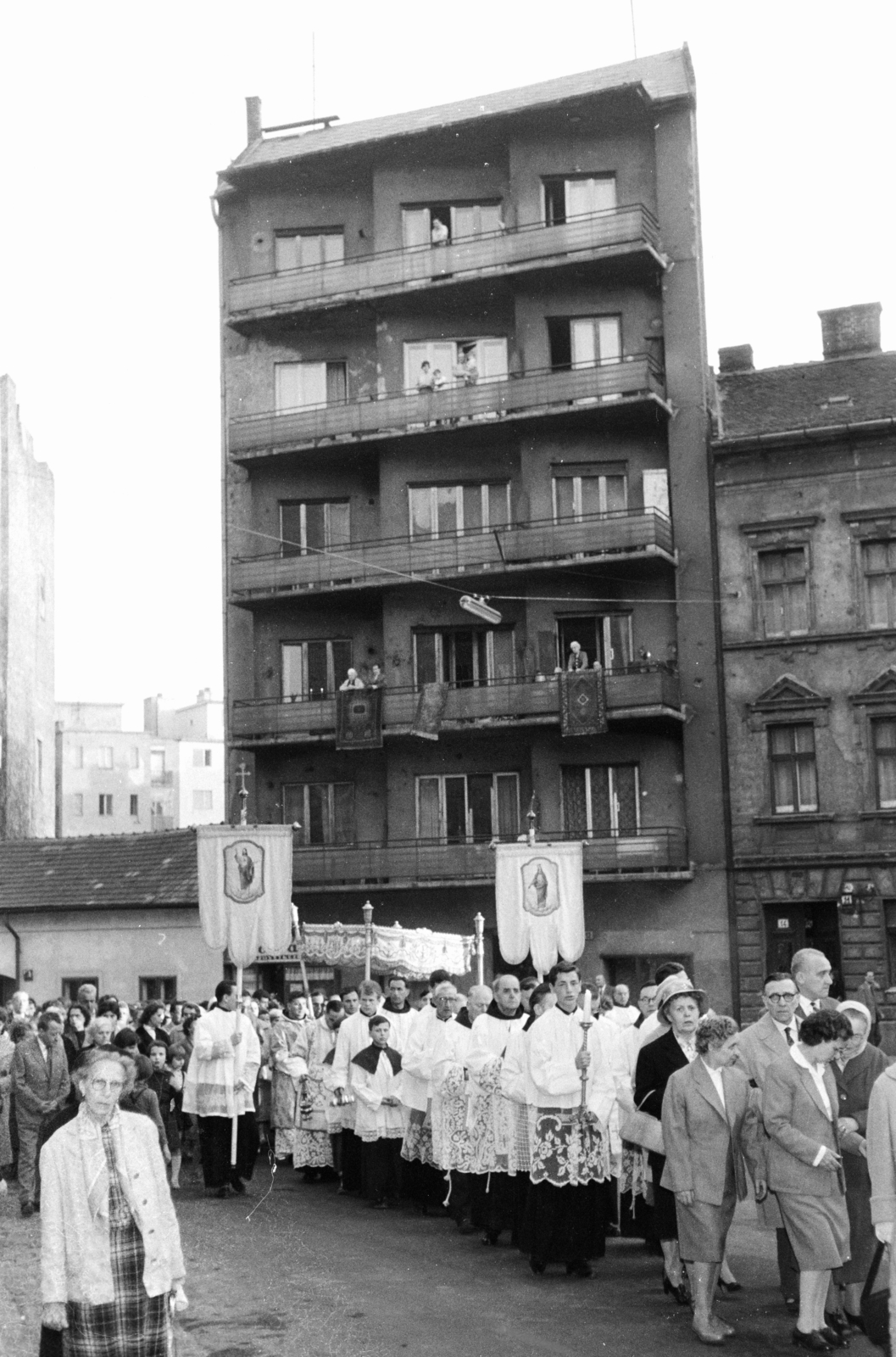 Magyarország, Budapest II., Keleti Károly utca a Buday László utca felől, úrnapi körmenet résztvevői., 1963, Hámori Gyula, Budapest, Fortepan #276561
