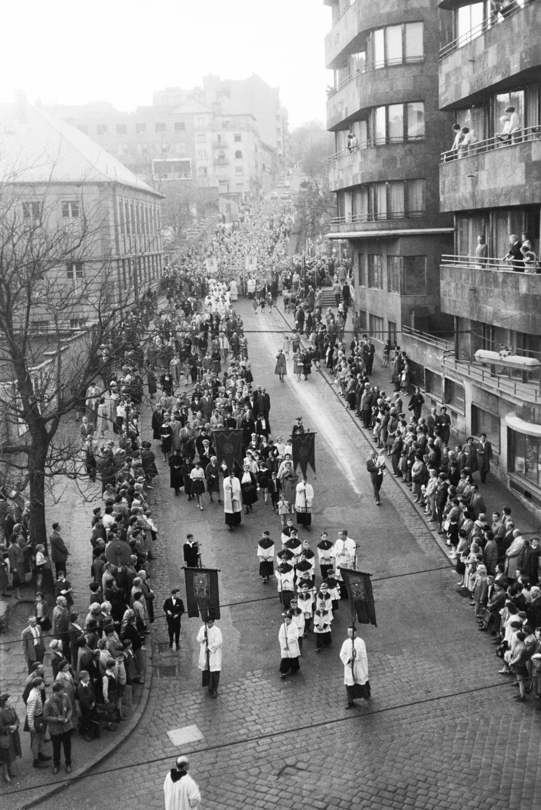 Hungary, Budapest II., Rómer Flóris utca, úrnapi körmenet résztvevő a Margit körút (Mártírok útja) - Buday László utca közöti szakaszon., 1963, Hámori Gyula, Budapest, Fortepan #276565