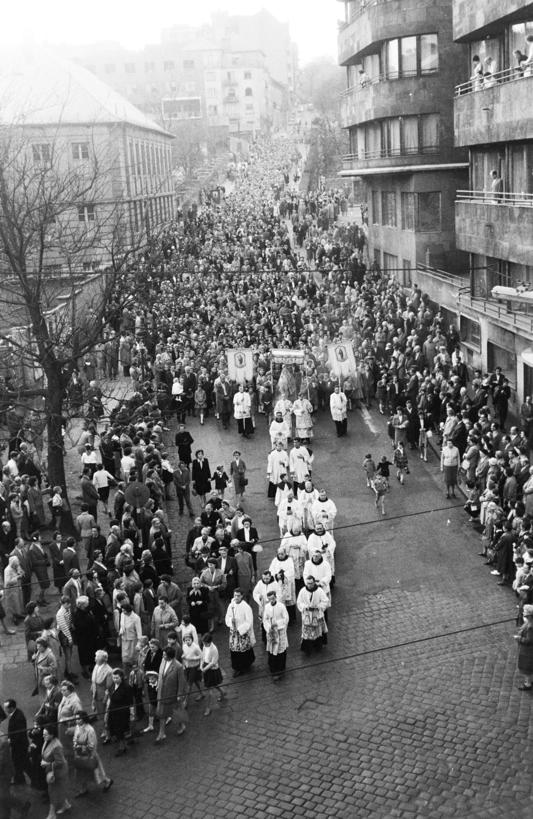 Magyarország, Budapest II., Rómer Flóris utca, úrnapi körmenet résztvevői a Margit körút (Mártírok útja) - Buday László utca közötti szakaszon., 1963, Hámori Gyula, Budapest, Fortepan #276566