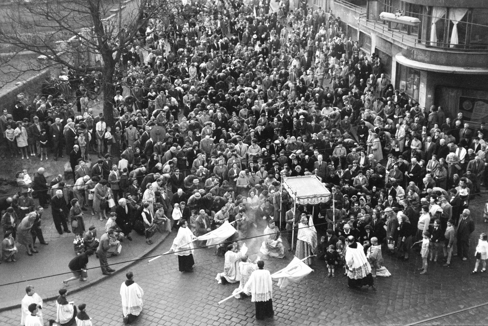 Magyarország, Budapest II., Margit körút (Mártírok útja), szemben a Rómer Flóris utca. Úrnapi körmenet résztvevői., 1963, Hámori Gyula, Budapest, Fortepan #276567