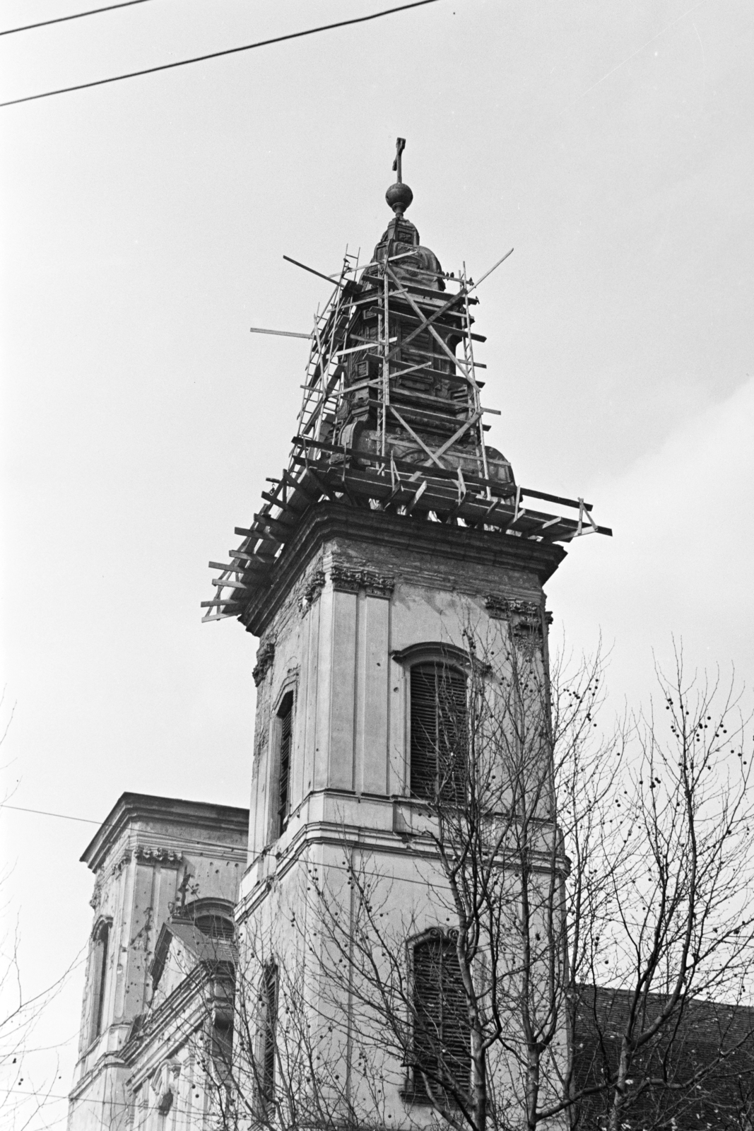 Hungary, Budapest V., Március 15. tér, a Belvárosi Nagyboldogasszony Főplébánia-templom a tornyok helyreállításakor., 1957, Hámori Gyula, Budapest, scaffolding, steeple, Fortepan #276573