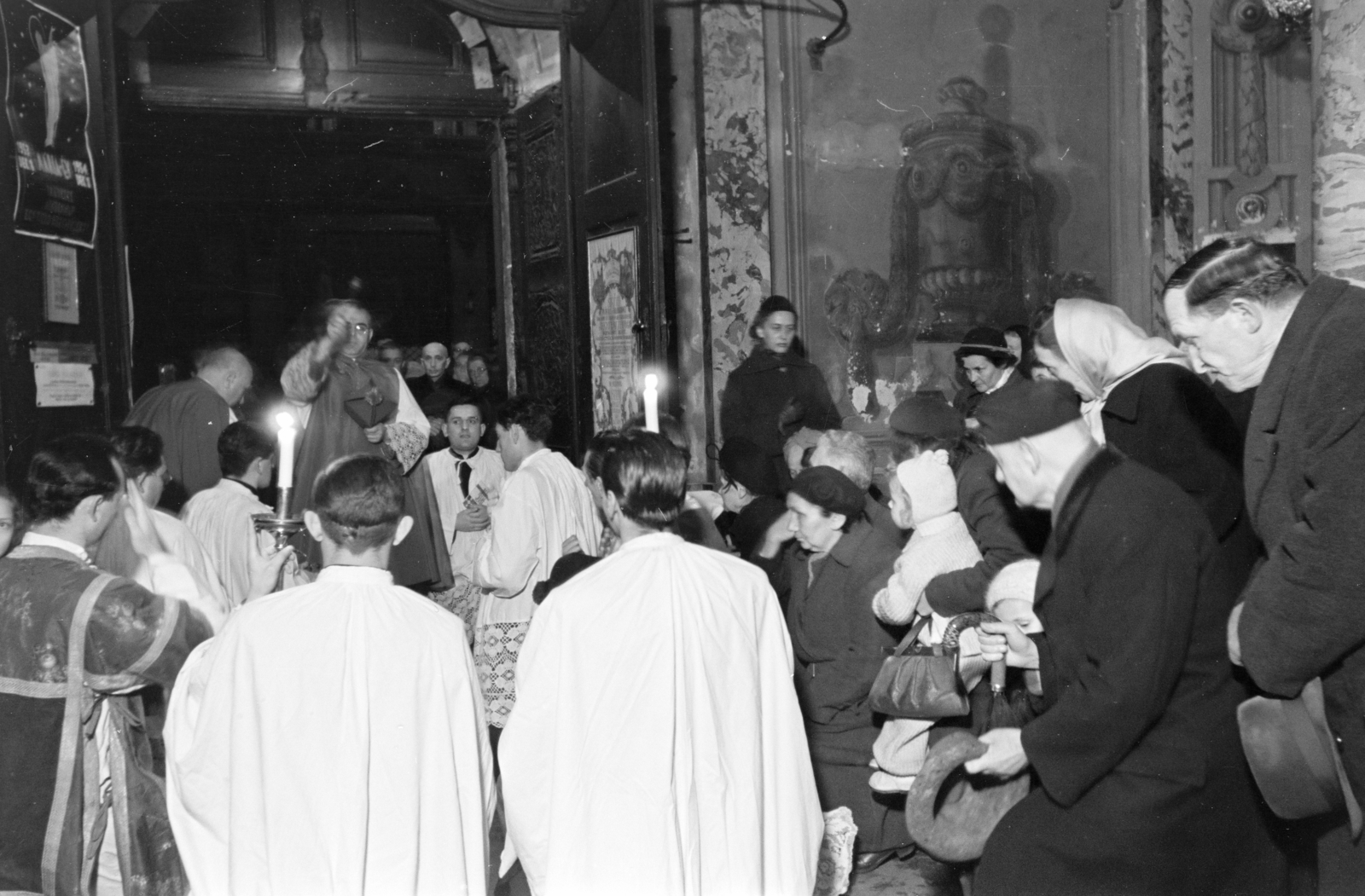 Hungary, Budapest V., Papnövelde (Prohászka Ottokár) utca, a felvétel az Egyetemi templom bejáratánál készült., 1954, Hámori Gyula, Budapest, Fortepan #276577