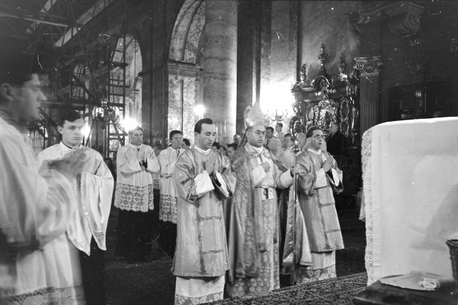 Hungary, Budapest V., Papnövelde (Prohászka Ottokár) utca, a felvétel az Egyetemi templom oltára előtt készült., 1954, Hámori Gyula, Budapest, Fortepan #276579