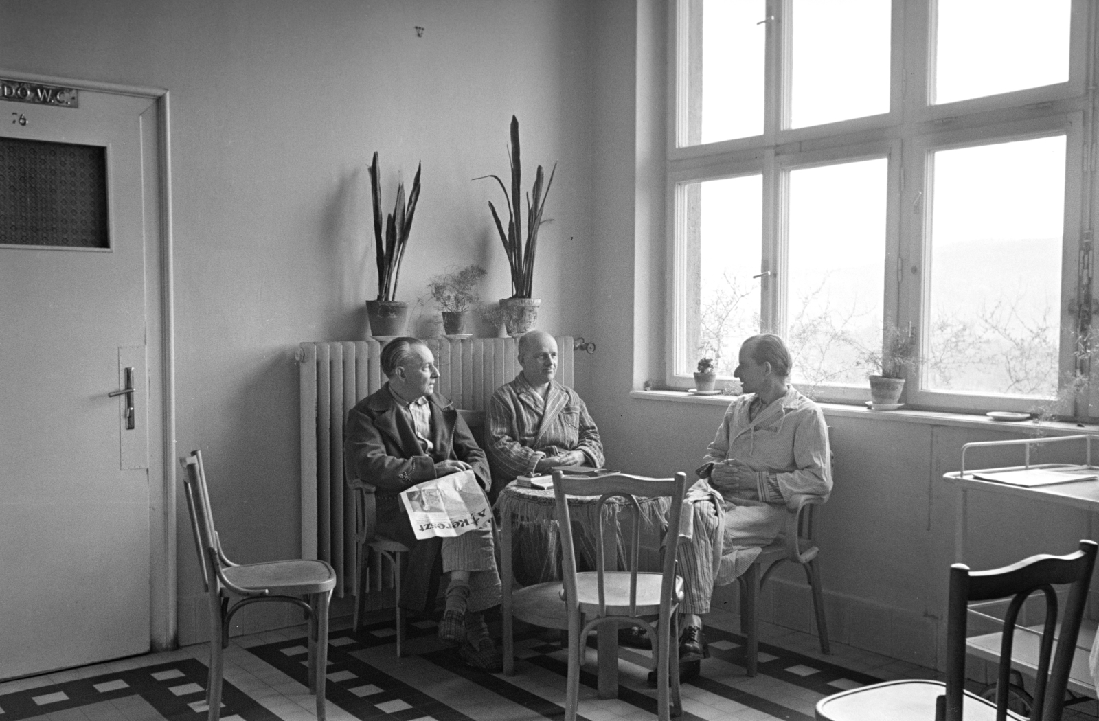 Magyarország, Budapest II., Széher út 73-75., Széher úti kórház (egykor Szent Ferenc-rendi apácák kórháza, később Szent Ferenc Kórház)., 1960, Hámori Gyula, Budapest, újság, beszélgetés, hárman, ellenfény, Fortepan #276582